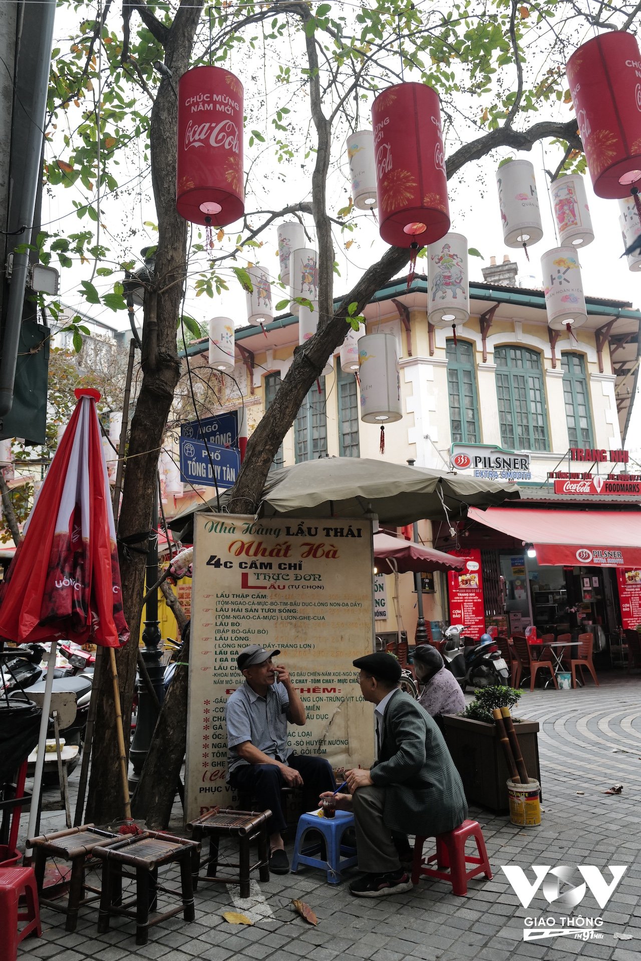 Một ngôi nhà cổ theo lối kiến trúc kiểu Pháp đặc trưng còn được giữ gần như nguyên vẹn ngay ngã ba ngõ Cấm Chỉ và phố Tống Duy Tân