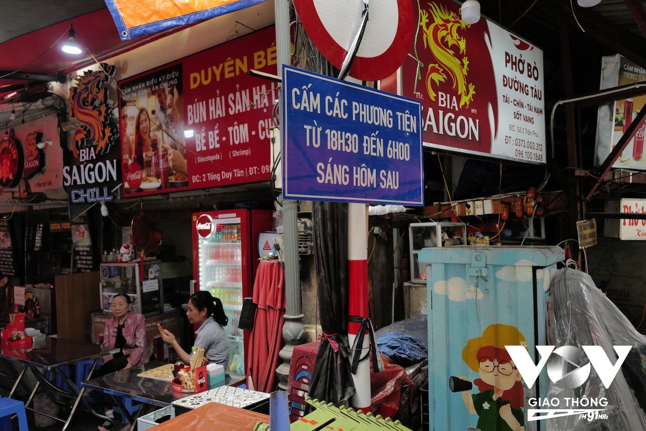 Nhiều người Hà Nội biết đến phở Đường Tàu nổi tiếng ở phố ẩm thực này. Hàng phở nằm ngay ngã ba phố Tống Duy Tân và Trần Phú, sát đường tàu chạy xuyên qua nội đô nên có lẽ vì thế người chủ quán gọi luôn tên là phở Đường Tàu