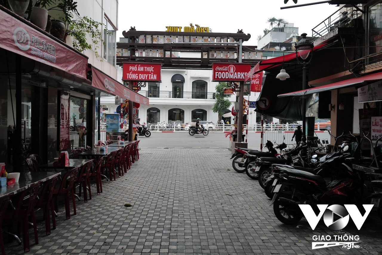Ngày nay, toàn bộ mặt đường phố ẩm thực đã được lát đá tự nhiên sạch sẽ, phố cũng cấm oto đi vào đây nên du khách có thể thoải mái dạo bộ