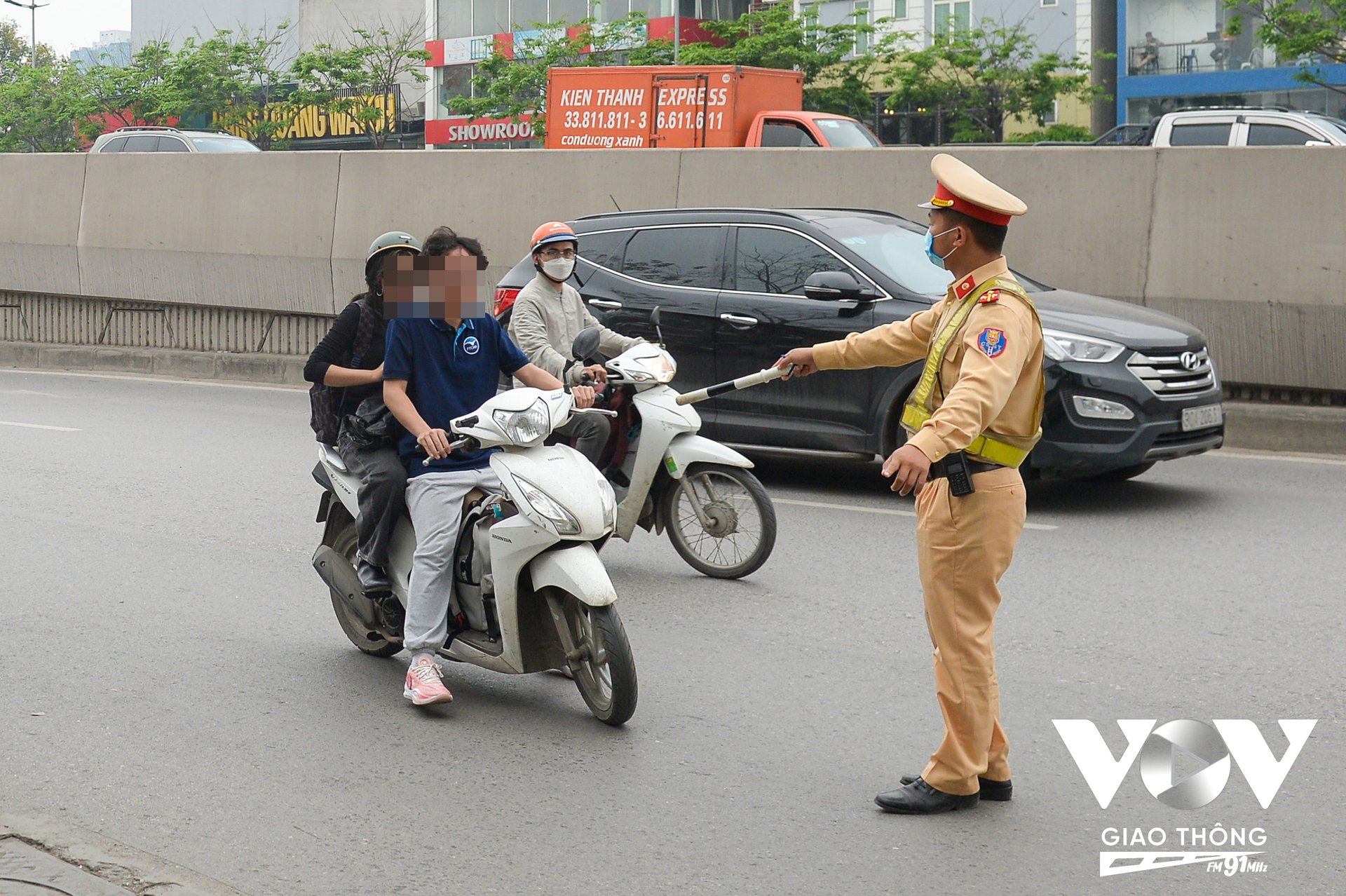 Đội mũ bảo hiểm khi điều khiển xe máy tham gia giao thông là quy định bắt buộc tại Việt Nam