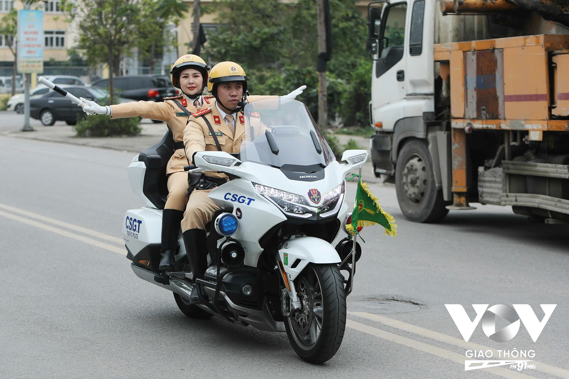 Những động tác, hiệu lệnh nhanh, dứt khoát khi di chuyển với tốc độ cao đòi hỏi các nữ CSGT luôn phải tập trung cao độ và phán đoán trước mọi tình huống có thể xảy ra
