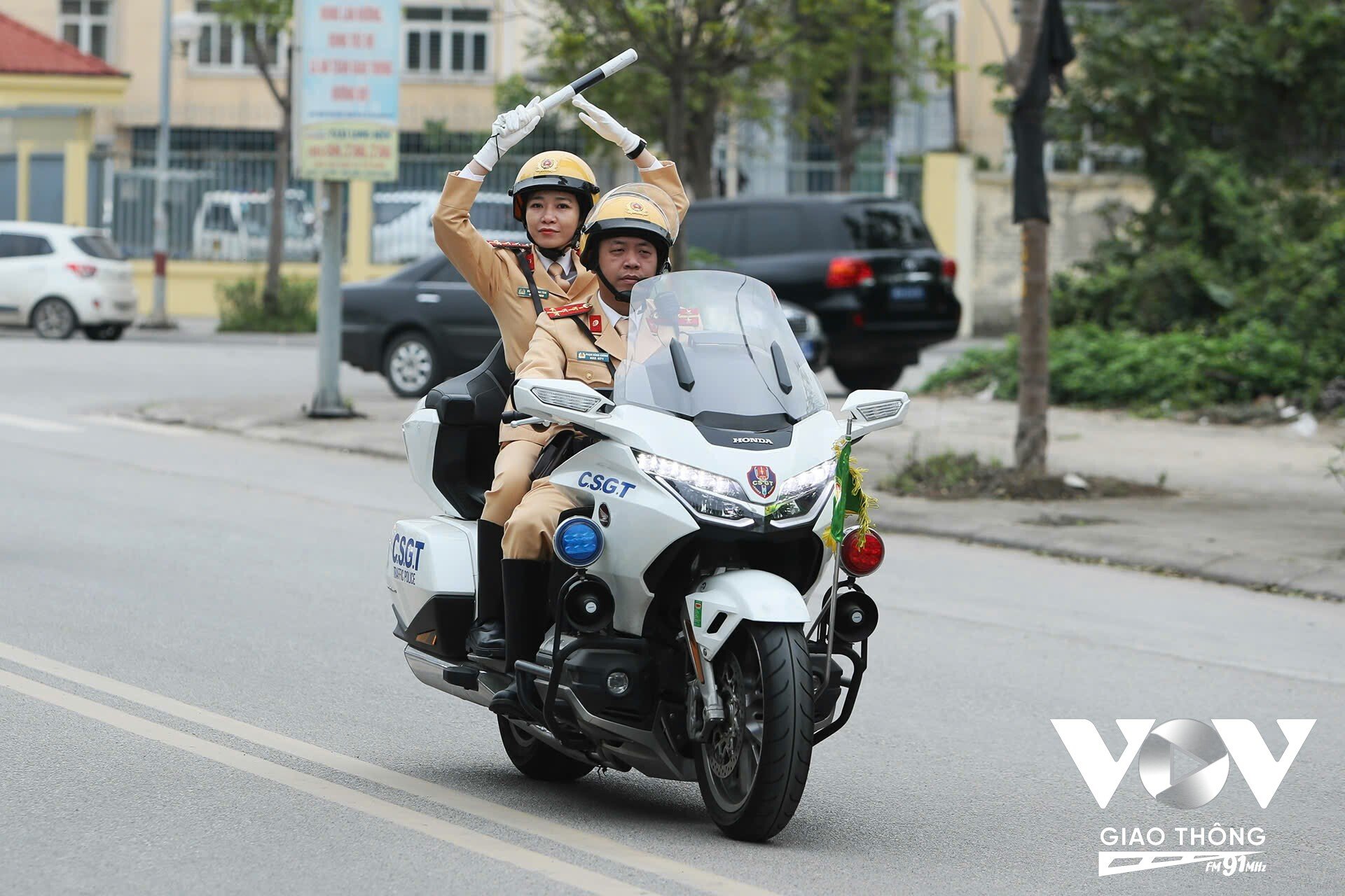 Theo Đại úy Cao Hồng Nhung, cán bộ Phòng 7 (Cục CSGT, Bộ Công an), khó khăn trong việc mở đường cho đoàn xe ưu tiên là các xe đi với tốc độ rất cao. Chiến sĩ CSGT buộc phải tập trung và ra hiệu lệnh cho các xe đi trên đường thực hiện. Với nữ CSGT dẫn đoàn, các yếu tố thời tiết, khói bụi khiến nhiệm vụ của chị em trở nên khó khăn hơn. Do đó nữ CSGT càng đòi hỏi phải nỗ lực để để hoàn thành nhiệm vụ được giao và đảm bảo an toàn cho đoàn xe ưu tiên di chuyển
