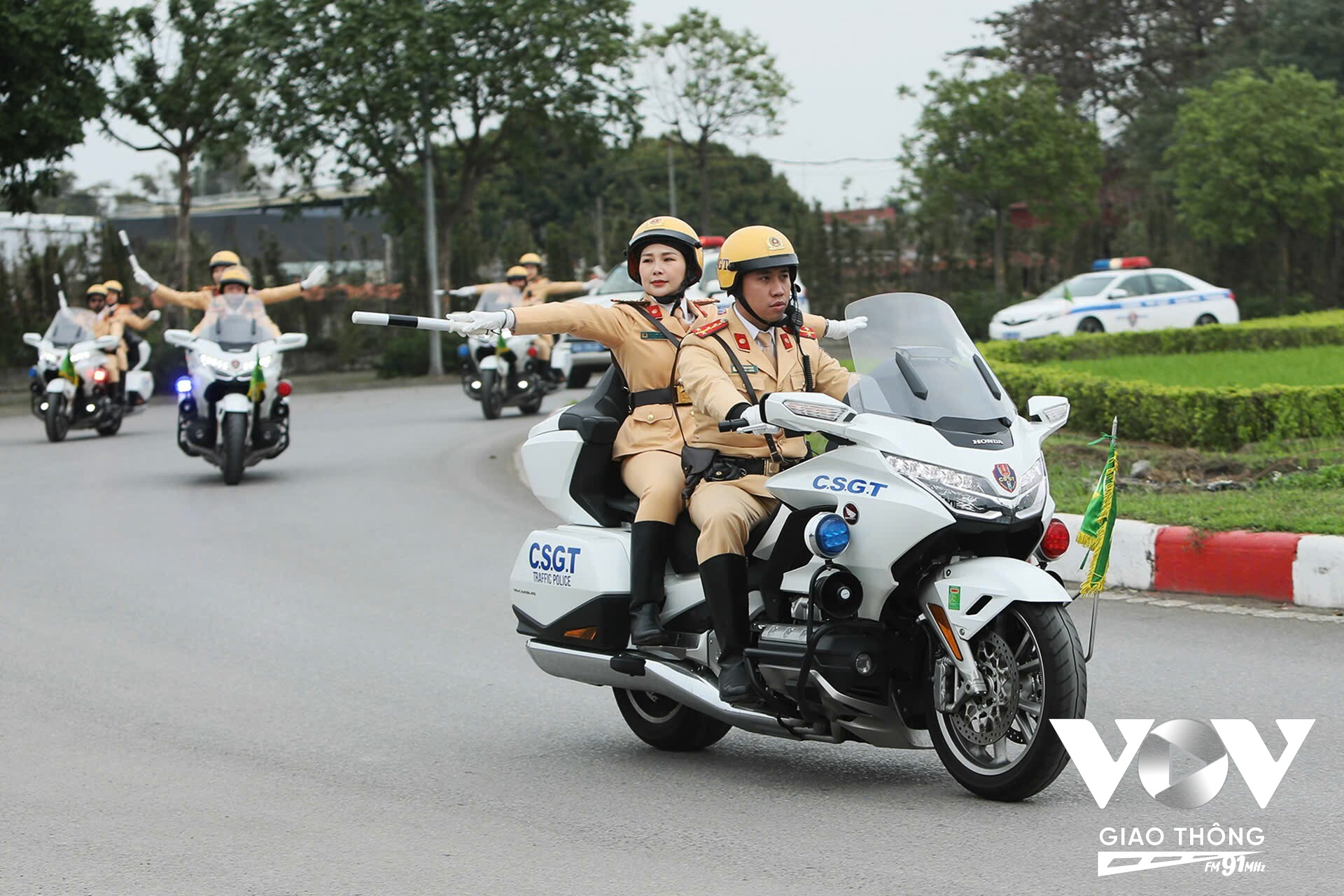 Đây là lần đầu tiên, người dân và du khách sẽ được chứng kiến các động tác mở đường, chỉ huy giao thông, nhất là mở đường cho đoàn xe ưu tiên di chuyển với sự tham gia của các nữ CSGT