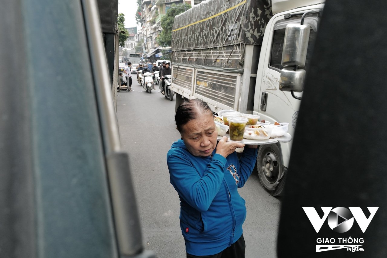 Bà cụ bán hàng ăn phục vụ khách là những người bán hàng ở chợ Đồng Xuân...