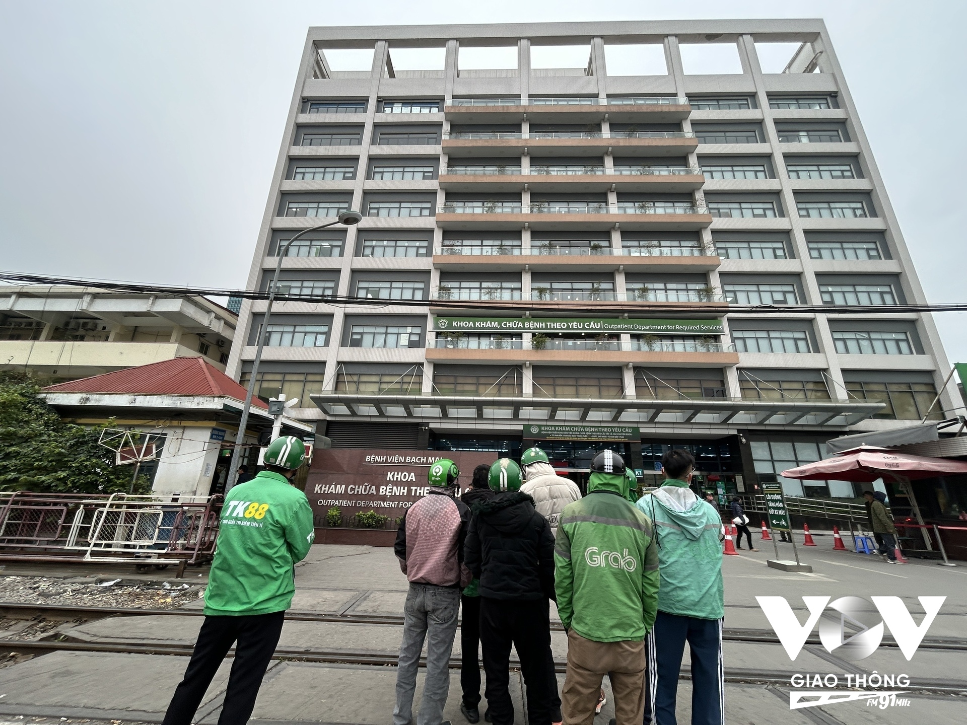 Đội ngũ xe ôm sẵn sàng săn đón bệnh nhân và người nhà mỗi khi bước ra cổng bệnh viện