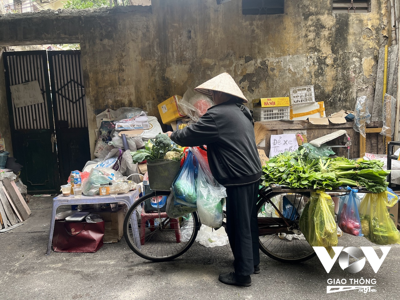 Những gánh hàng rong theo chân len lỏi khắp các ngõ hẹp phố cổ
