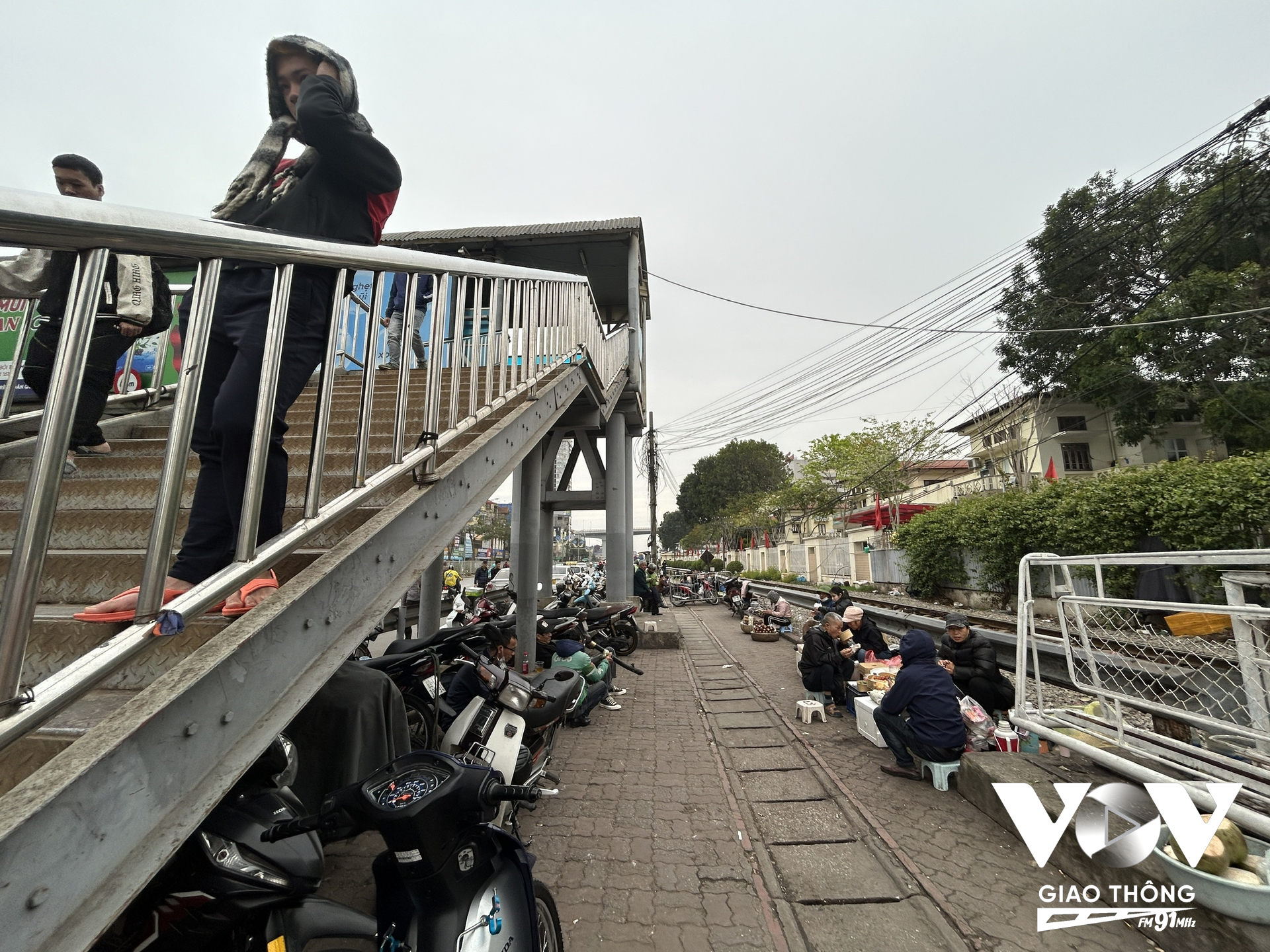 Mặc dù đã có biển cấm, thế nhưng khu vực vỉa hè và cầu vượt đi bộ thường xuyên bị chiếm dụng làm nơi để xe và bán hàng