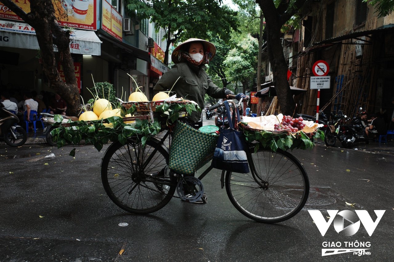 Dù nắng hay mưa, khắp phố phường luôn xuất hiện bóng dáng những người phụ nữ bán hàng rong. Hình ảnh này gần như trở thành biểu tượng cho phố phường Hà Nội qua hàng trăm năm