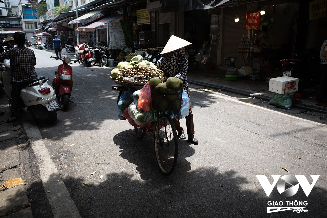 Những gánh hàng rong, xe chở hàng rong rong ruổi khắp phố phường, ngõ hẹp