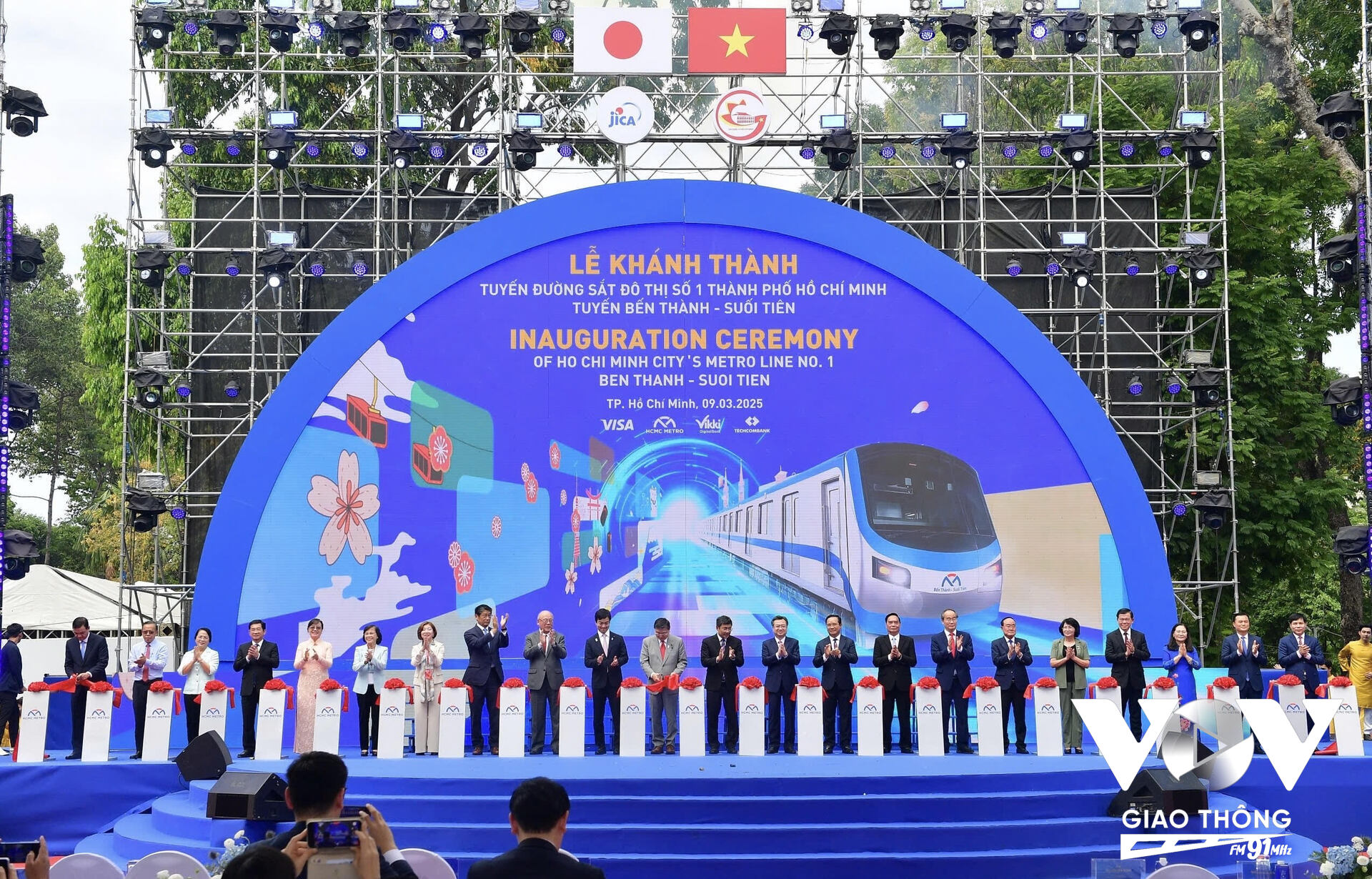 Sáng nay (9/3), tuyến Metro số 1 (Bến Thành - Suối Tiên) đã chính thức khánh thành. Đây không chỉ là sự kiện giao thông quan trọng, mà còn mang ý nghĩa chính trị, hướng đến chào mừng Đại hội Đại biểu Đảng bộ TPHCM lần thứ 12 (nhiệm kỳ 2025 - 2030), Đại hội Đại biểu toàn quốc lần thứ 14 của Đảng; đồng thời kỷ niệm 50 năm Ngày Giải phóng miền Nam, thống nhất đất nước (30/4/1975 – 30/4/2025) và Đại hội Thi đua yêu nước TP.HCM lần thứ 8 (giai đoạn 2025 - 2030).