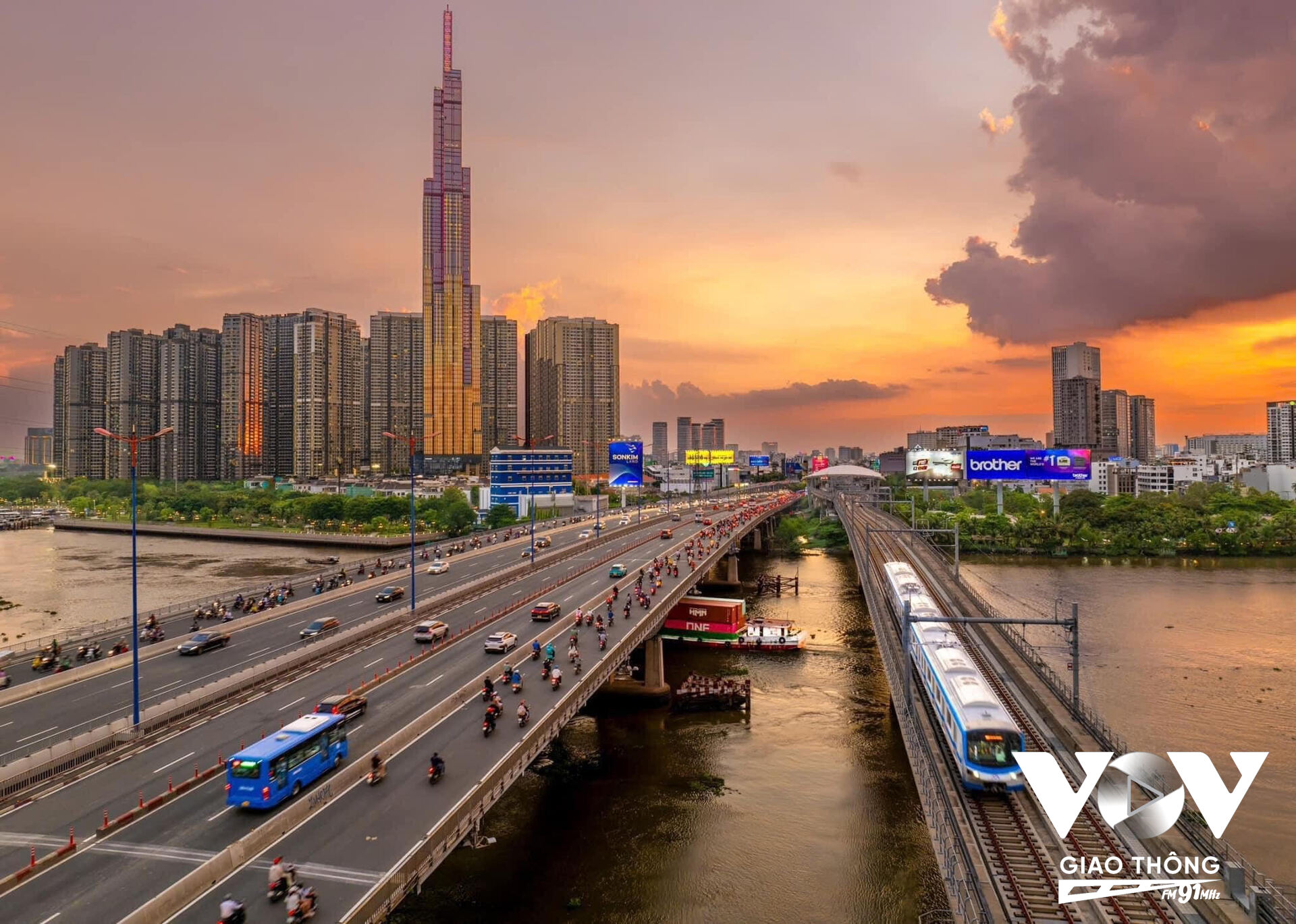 Việc vận hành tuyến metro không chỉ giúp thay đổi bộ mặt hạ tầng giao thông TP.HCM mà còn tạo nên sự phấn khởi, hào hứng trong người dân, thu hút hàng triệu người trải nghiệm…