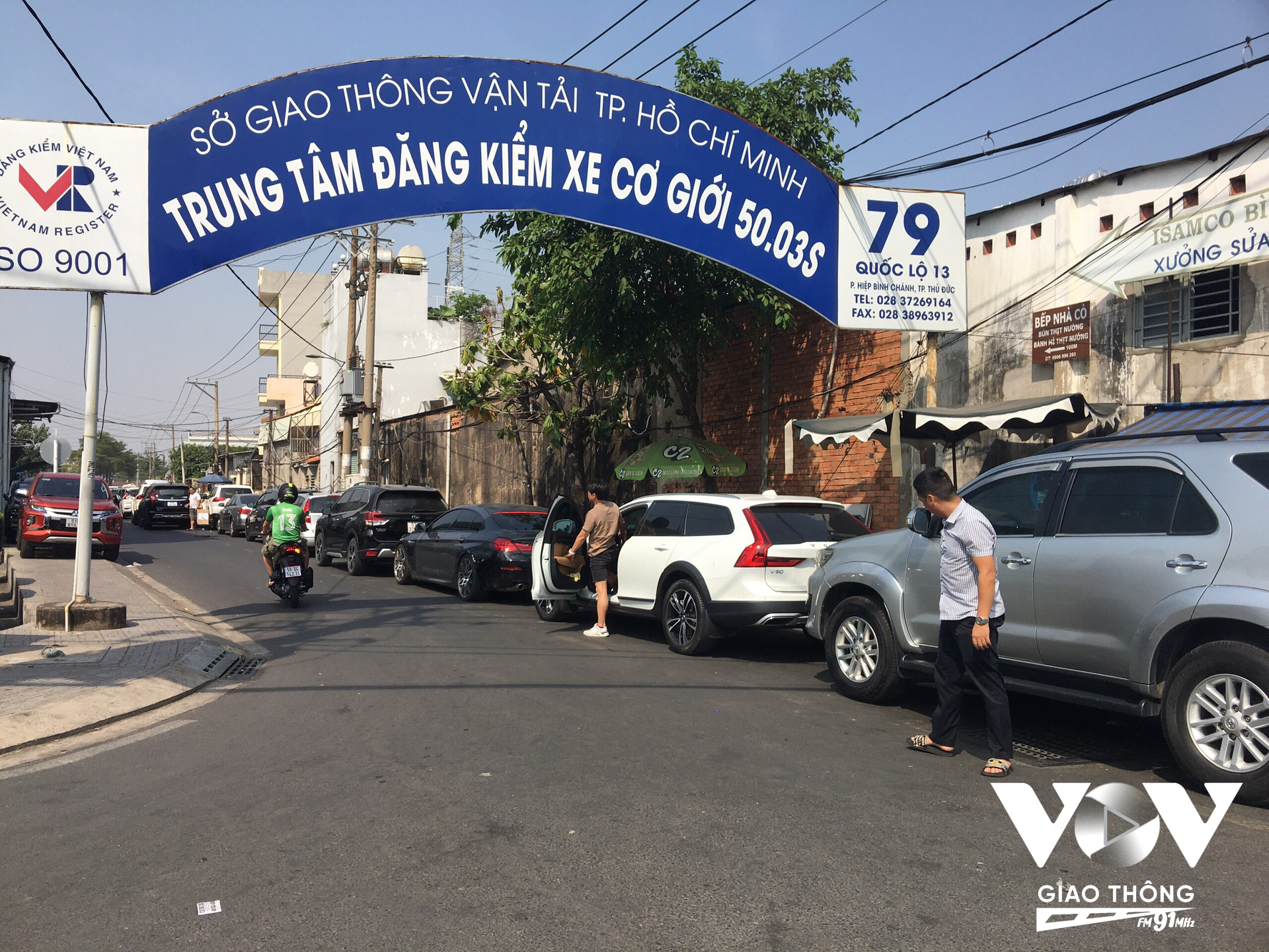 Phía Cục Đăng kiểm Việt Nam cho biết, không có chuyện cơ quan quản lý Nhà nước nào yêu cầu người dân, doanh nghiệp đổi tem kiểm định