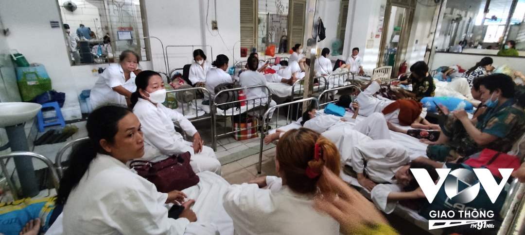Trong khi đó, tại bệnh viện Ung Bướu hiện hữu tọa lạc trên đường Châu Văn Liêm thì hàng ngàn lượt người bệnh đang phải “vật chật” thăm khám trong một cơ sở y tế chật hẹp
