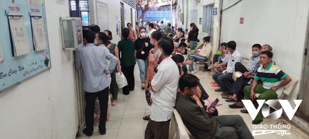 Dãy hành lang chật hẹp của bệnh viện làm nơi ngồi chờ cho bệnh nhân trong quá trình khám bệnh