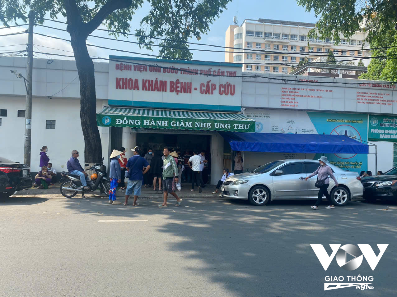 Bệnh viện Ung Bướu Cần Thơ tọa lạc trên đường Châu Văn Liêm rất nhỏ hẹp và xuống cấp vì khi chia tách từ bệnh viện đa khoa TW, cơ sở này tận dụng lại khối nhà cũ.