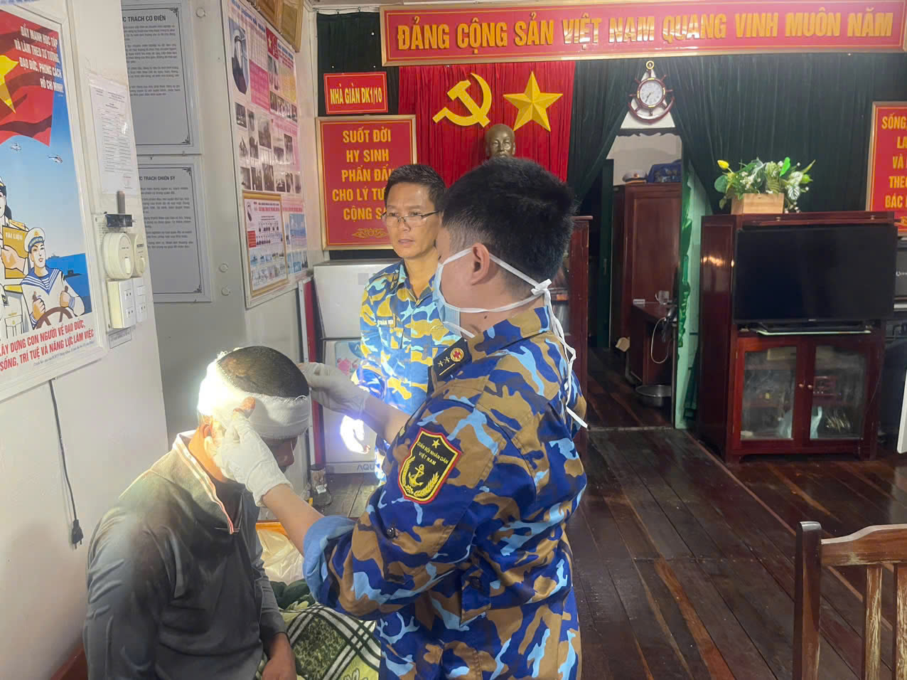 Ngư dân đã được băng bó và vệ sinh kịp thời