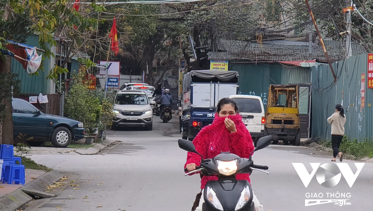 Khu đô thị mới Cầu Bươu với chỉ một lối ra vào chính thức ở ngõ 94 Cầu Bươu. Đầu ngõ bị 'thắt cổ chai', các phương tiện phải xếp hàng mới ra vào được.