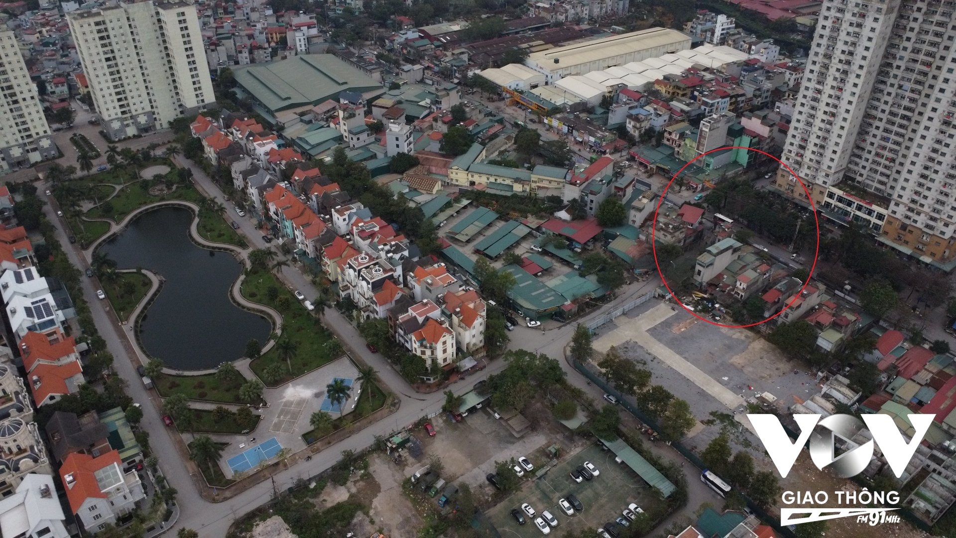 Khu đô thị mới Cầu Bươu được thiết kế tương đối gọn gàng, thoáng đãng, nhưng bị bủa vây bởi nhiều chung cư, khu đô thị và bệnh viện, trường học dọc đường 70.