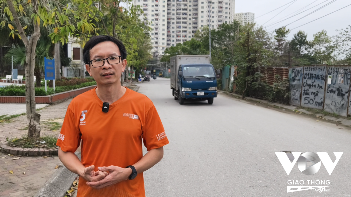 Anh Vũ Thế Hoàng cho biết, ngoài lối vào 94 Cầu Bươu bị thắt cổ chai, đường nội khu thường xuyên có xe tải chở hàng lưu thông vào các nhà xưởng trên ô đất dự án treo, mất ATGT cho cư dân