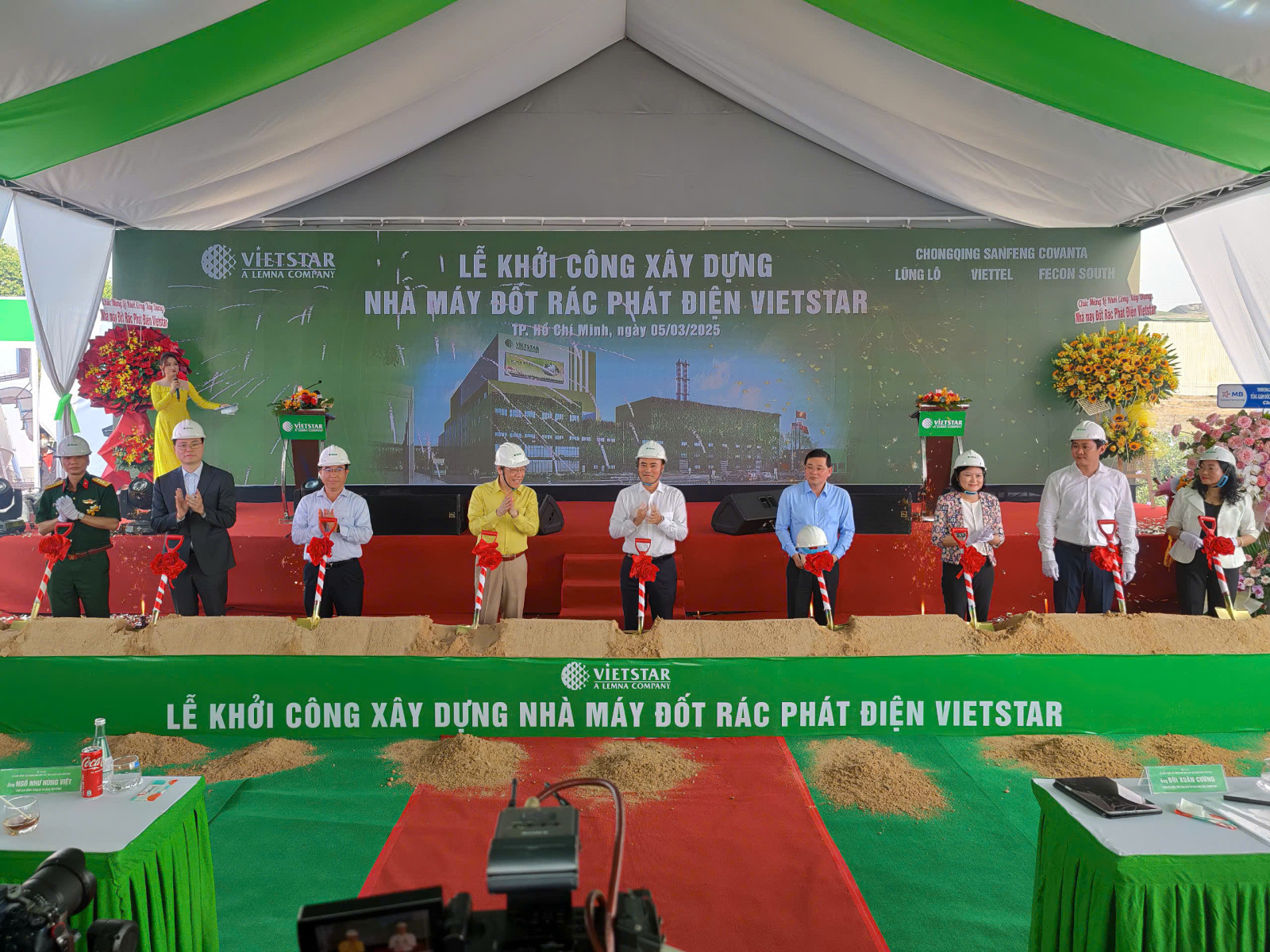 Lãnh đạo UBND TP. HCM, đại diện các sở, ngành, địa phương và Công ty Vietstar tiến hành nghi thức khởi công dự án.