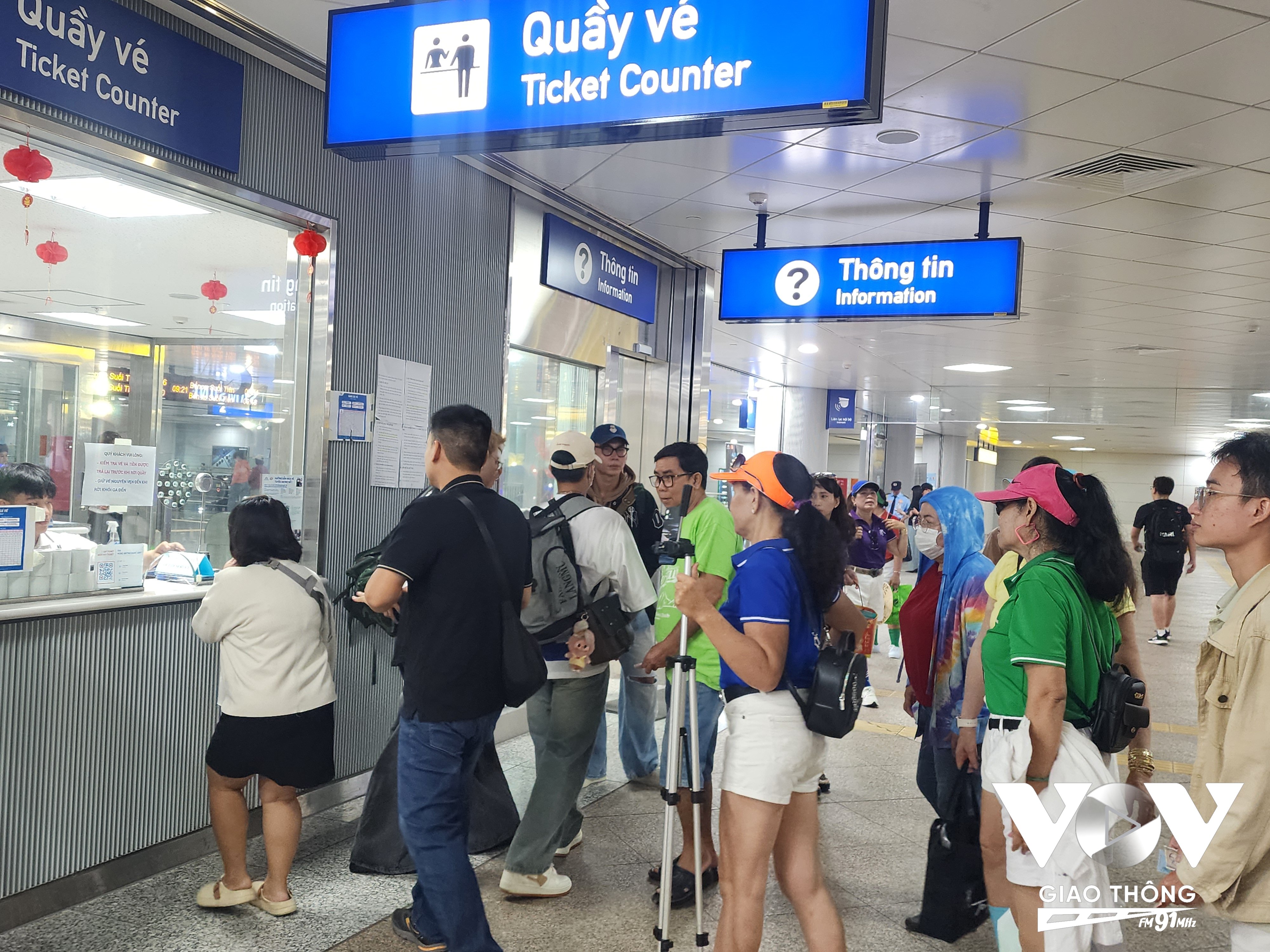 Hành khách mua vé đi metro tại nhà ga Bến Thành