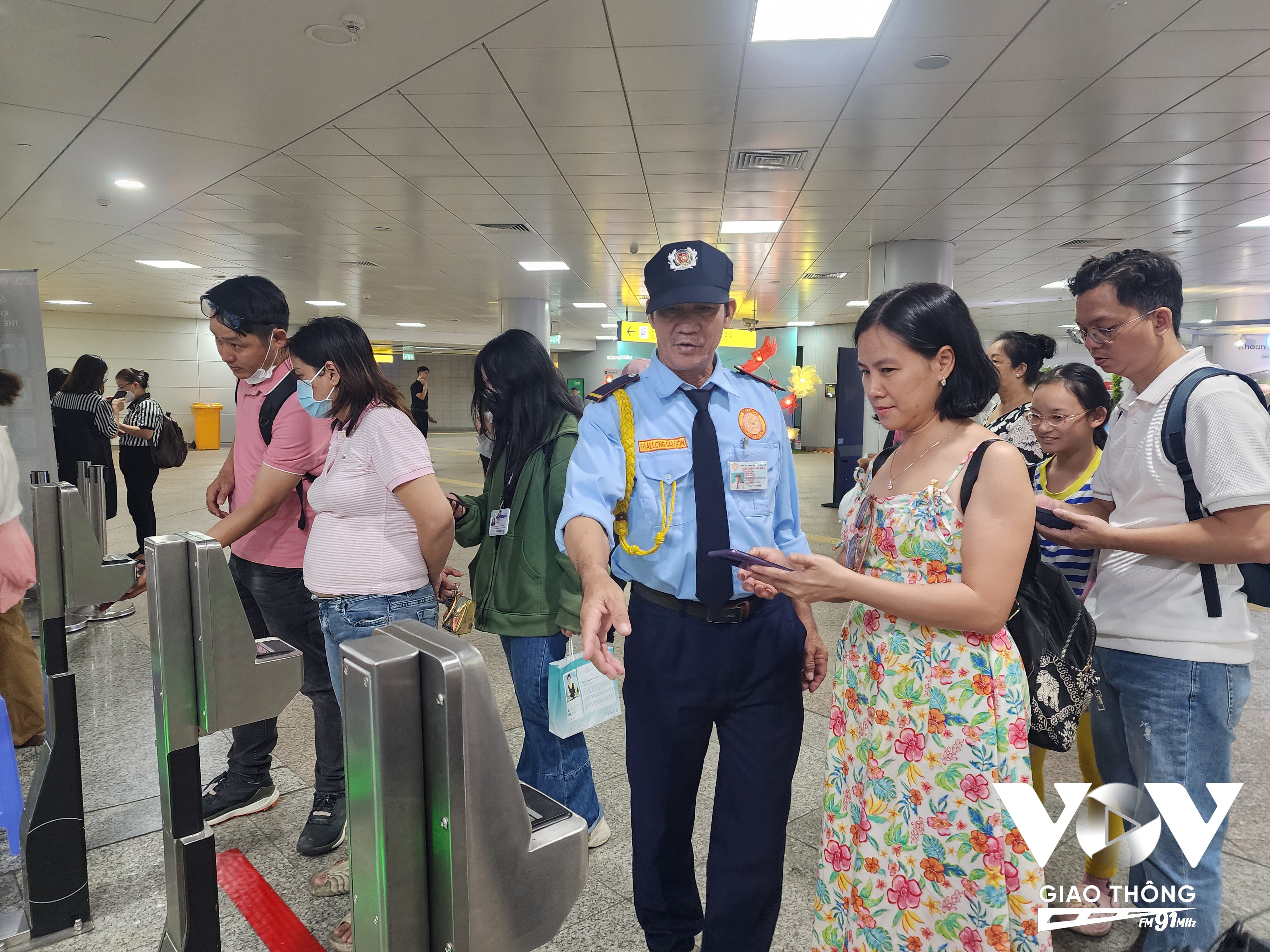 Hành khách sử dụng các thẻ ngân hàng nội địa thuộc hệ thống Napas để tap in và tap out tại các cổng soát vé