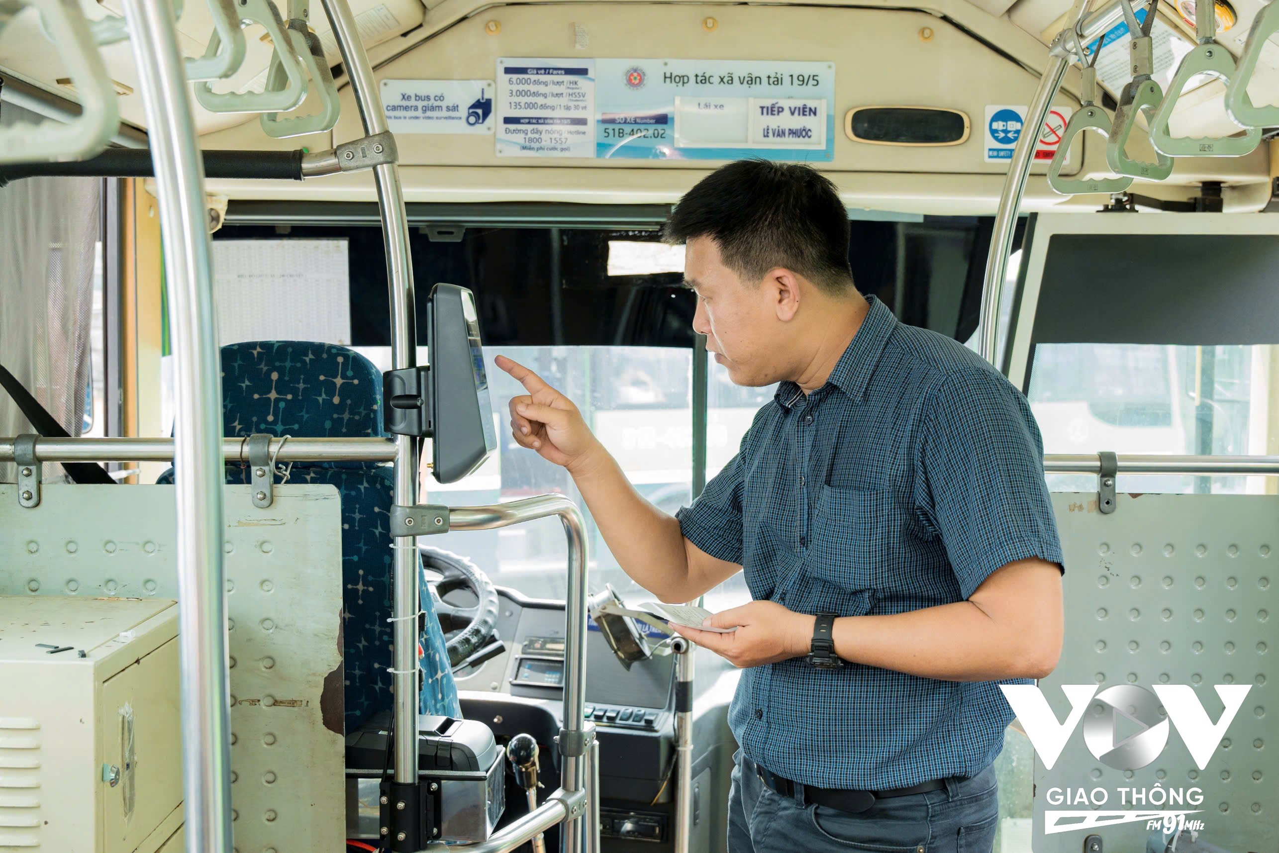 Trung tâm Quản lý Giao thông công cộng TP.HCM triển khai lắp đặt hệ thống thanh toán không dùng tiền mặt trên xe buýt