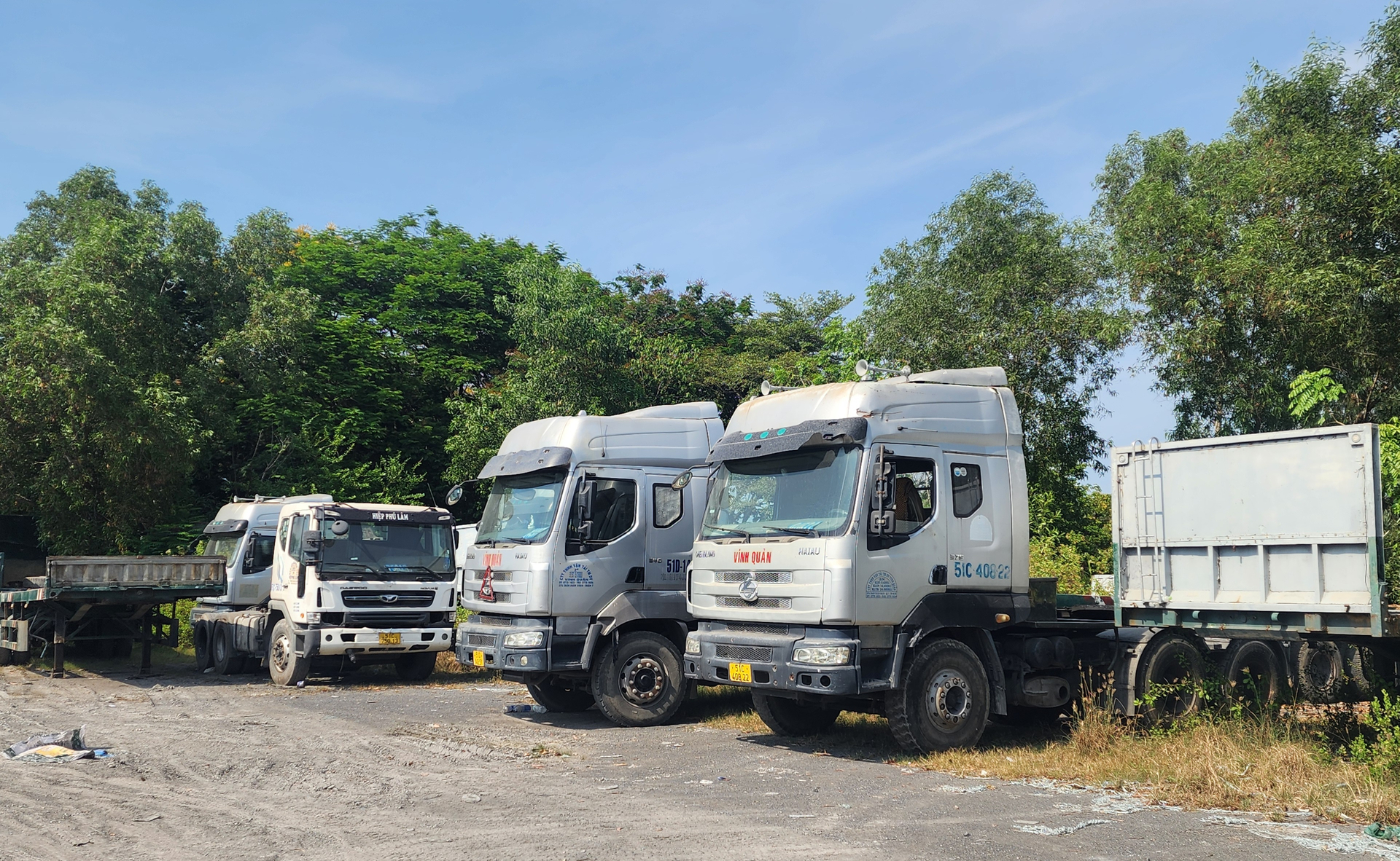 Nhiều xe container, đầu kéo của các doanh nghiệp vận tải và logistics phải tạm dừng hoạt động do không tuyển được lái xe có bằng FC.