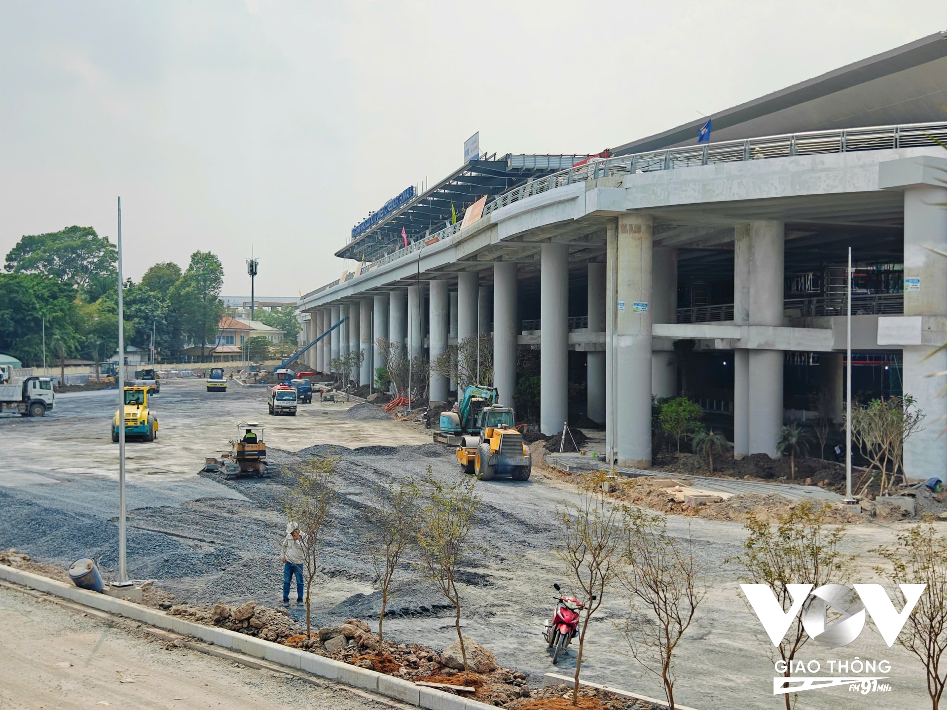 14h chiều ngày 18/3, dưới cái nắng đổ lửa trung tuần tháng 3, trên đại công trường nhà ga T3 sân bay quốc tế Tân Sơn Nhất không khí thi công hết sức nhộn nhịp