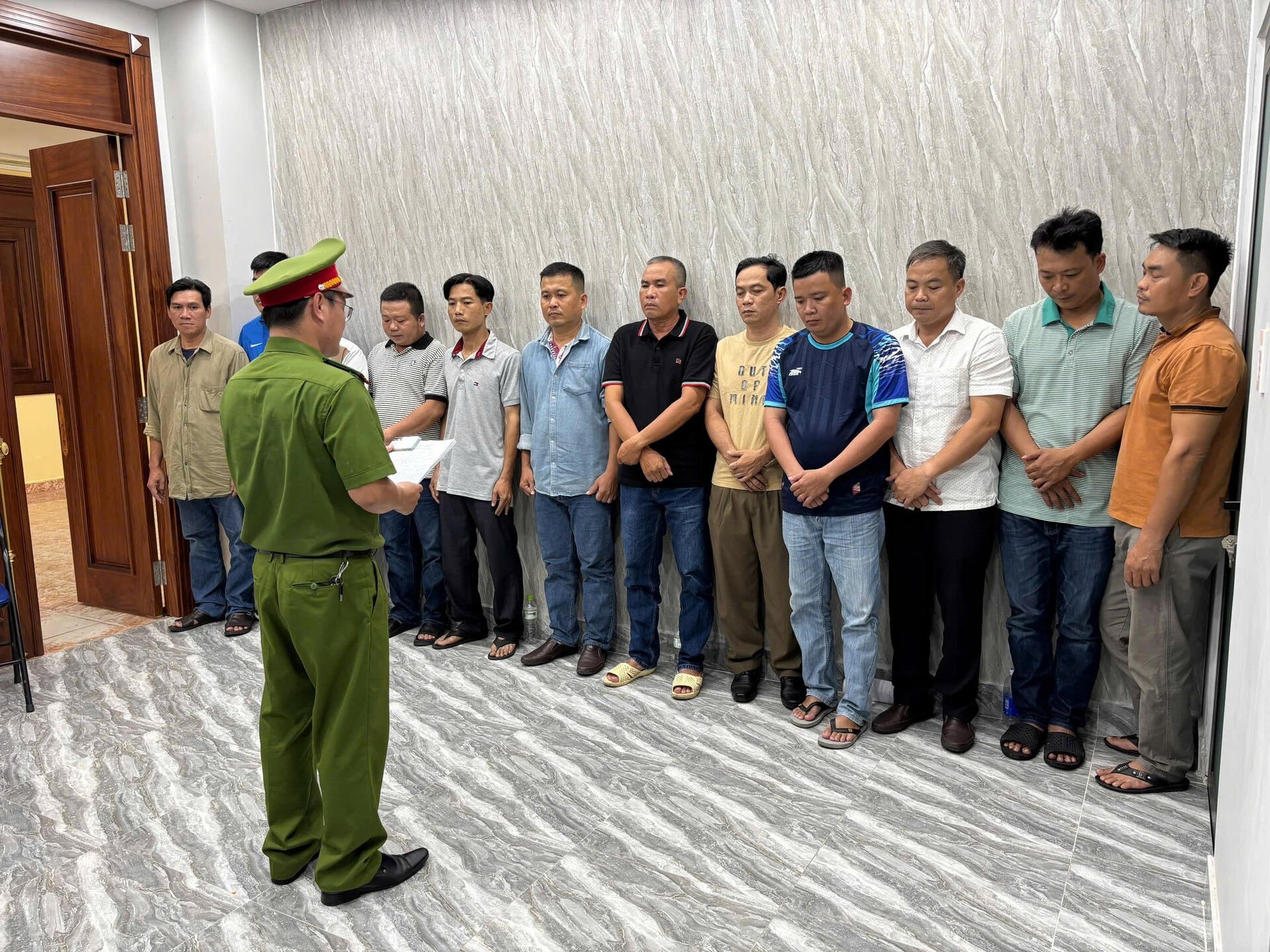 Nhóm đối tượng đã thu của mỗi doanh nghiệp khoảng 30 triệu đồng để “bảo kê” cho xe quá tải