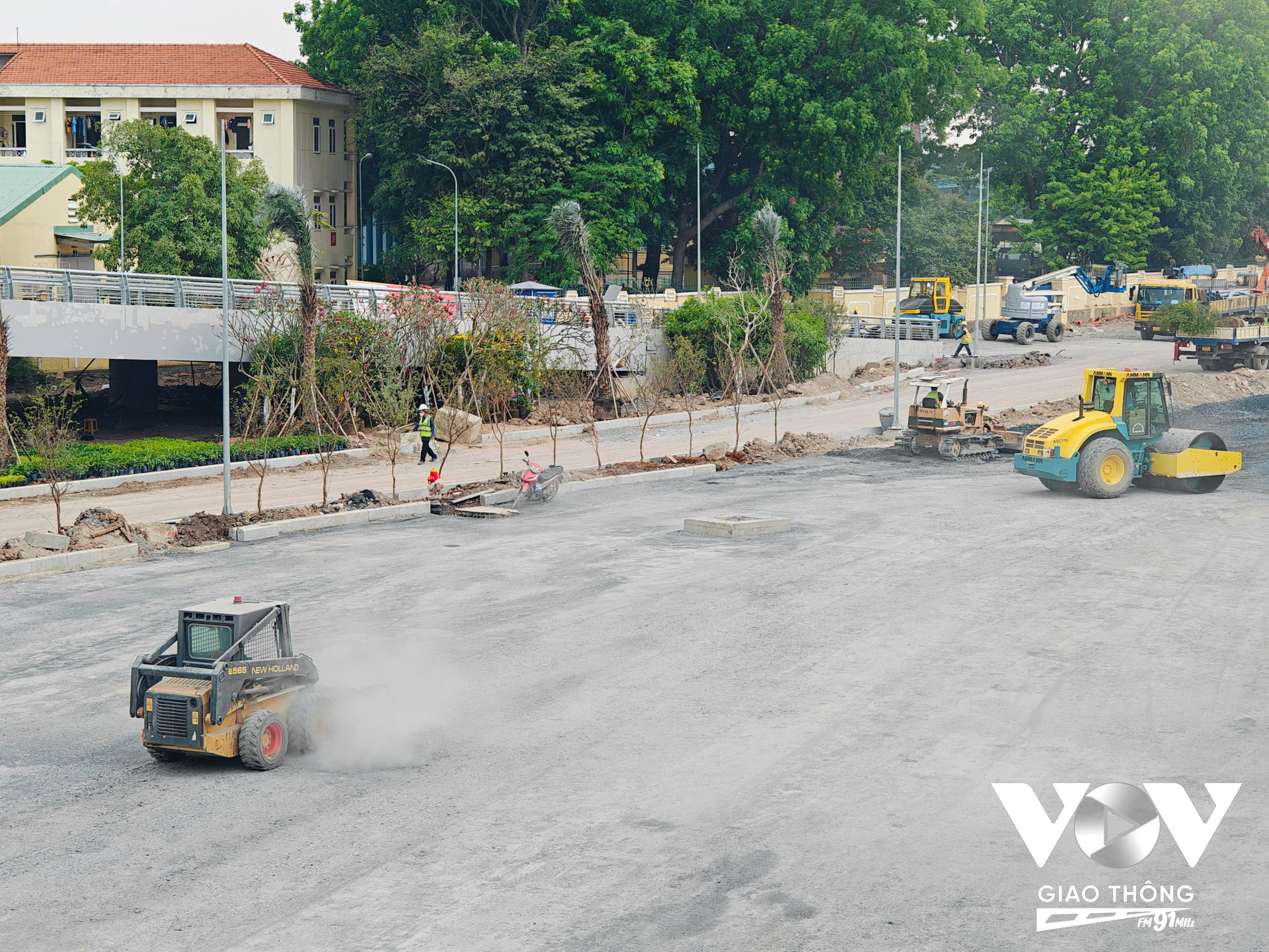 Ngay bên ngoài khu vực sảnh chính, hàng chục xe cơ giới đang tiến hành san nền để chuẩn bị thảm lựa