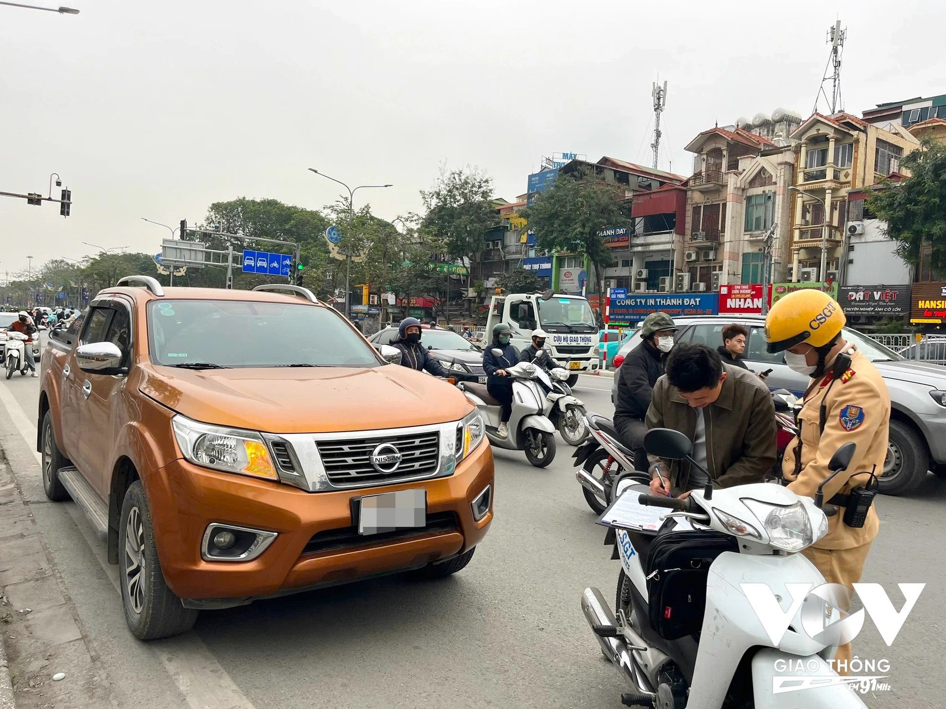 Ghi nhận trong sáng ngày 17/3, tổ công tác của Đội CSGT đường bộ số 4 (Phòng CSGT, Công an TP. Hà Nội) triển khai lực lượng xử lý nhiều trường hợp xe ô tô dừng đỗ trái phép trước cổng bệnh viện Bạch Mai.