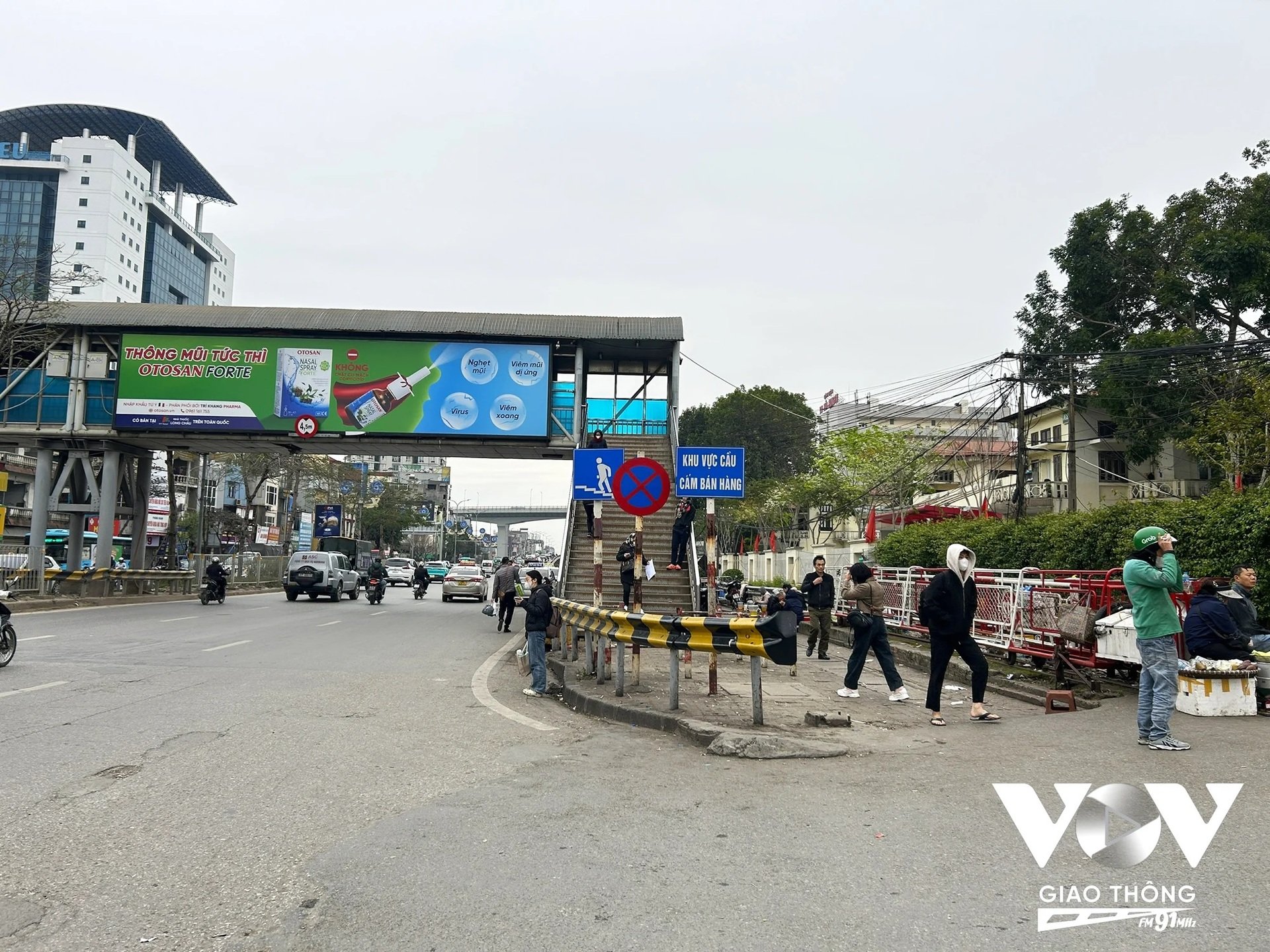 Theo một số tài xế, vì không được đỗ xe vào bệnh viện nên đành phải chấp nhận dừng đỗ xe bên ngoài cổng viện để đón trả khách. Mặc dù biết là vi phạm, tuy nhiên vẫn phải chấp nhận vì… mưu sinh.