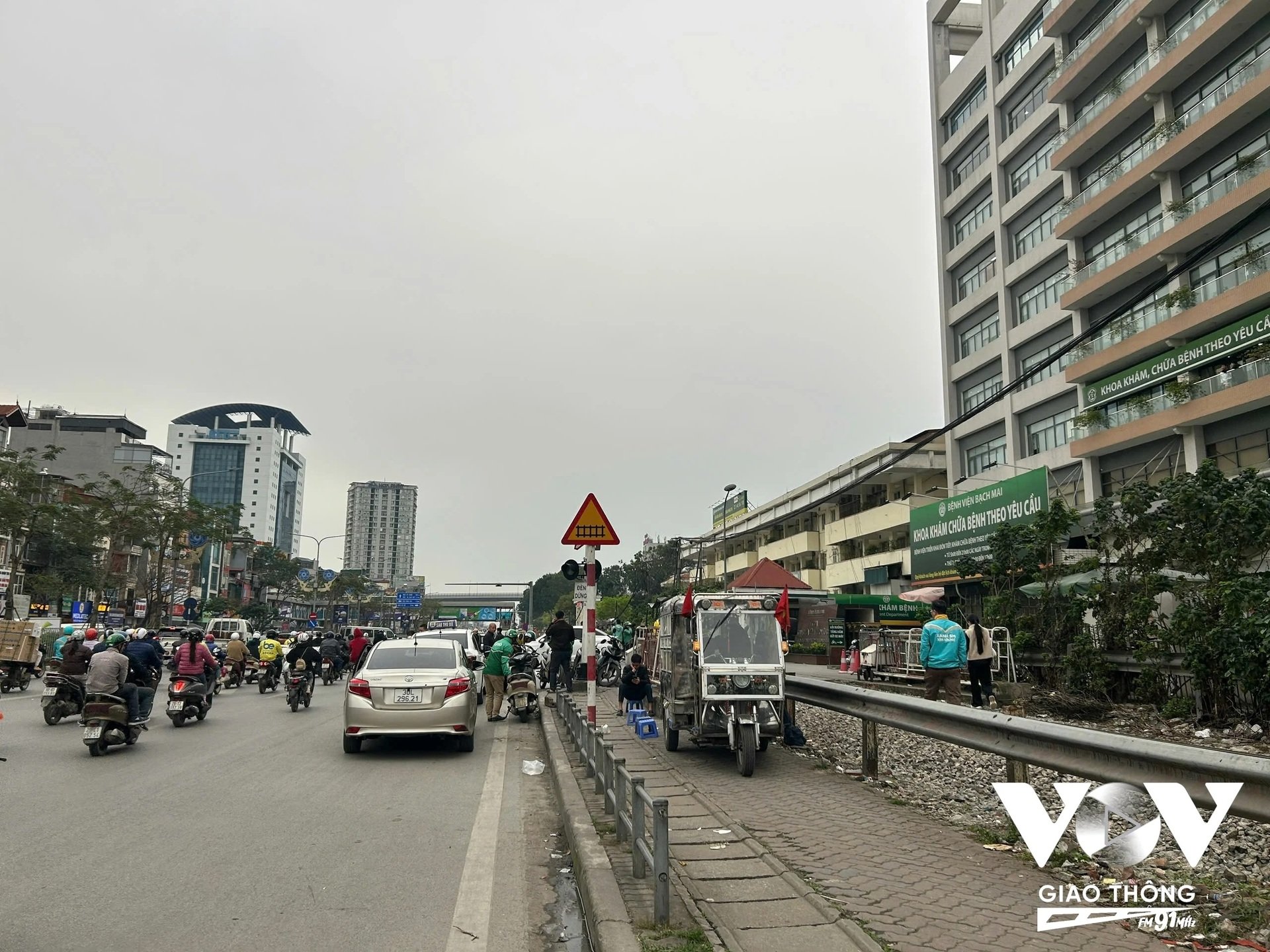 Được biết, mỗi ngày Đội CSGT đường bộ số 4 xử lý khoảng 20 trường hợp vi phạm trên tuyến đường Giải Phóng.