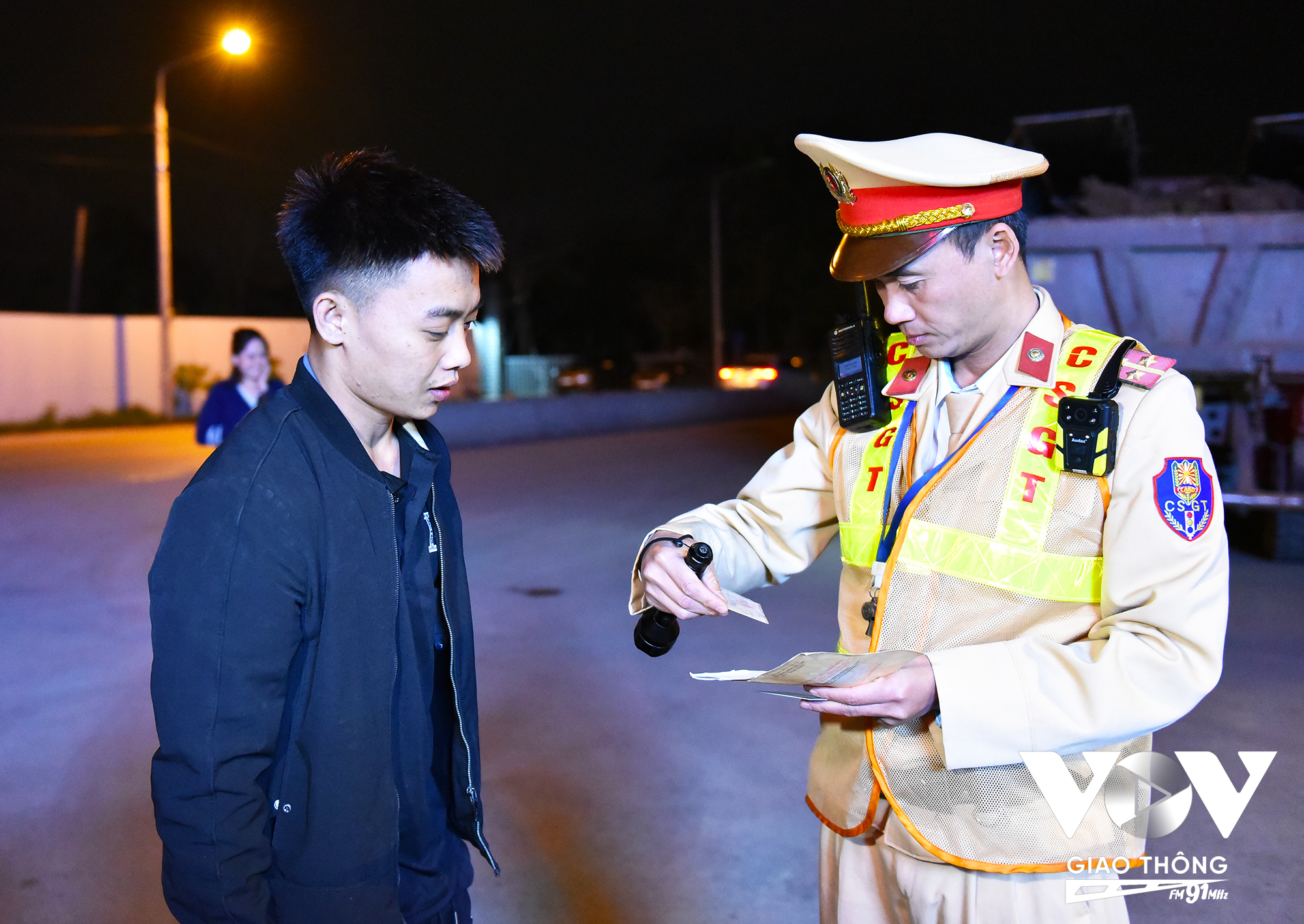 Qua trao đổi, lái xe P.Q.T (trú tại tỉnh Hà Giang) cho biết chỉ là lái xe thuê nên không biết, toàn bộ quá trình chuyển đất lên xe được chủ xe và bến bãi đảm nhiệm.