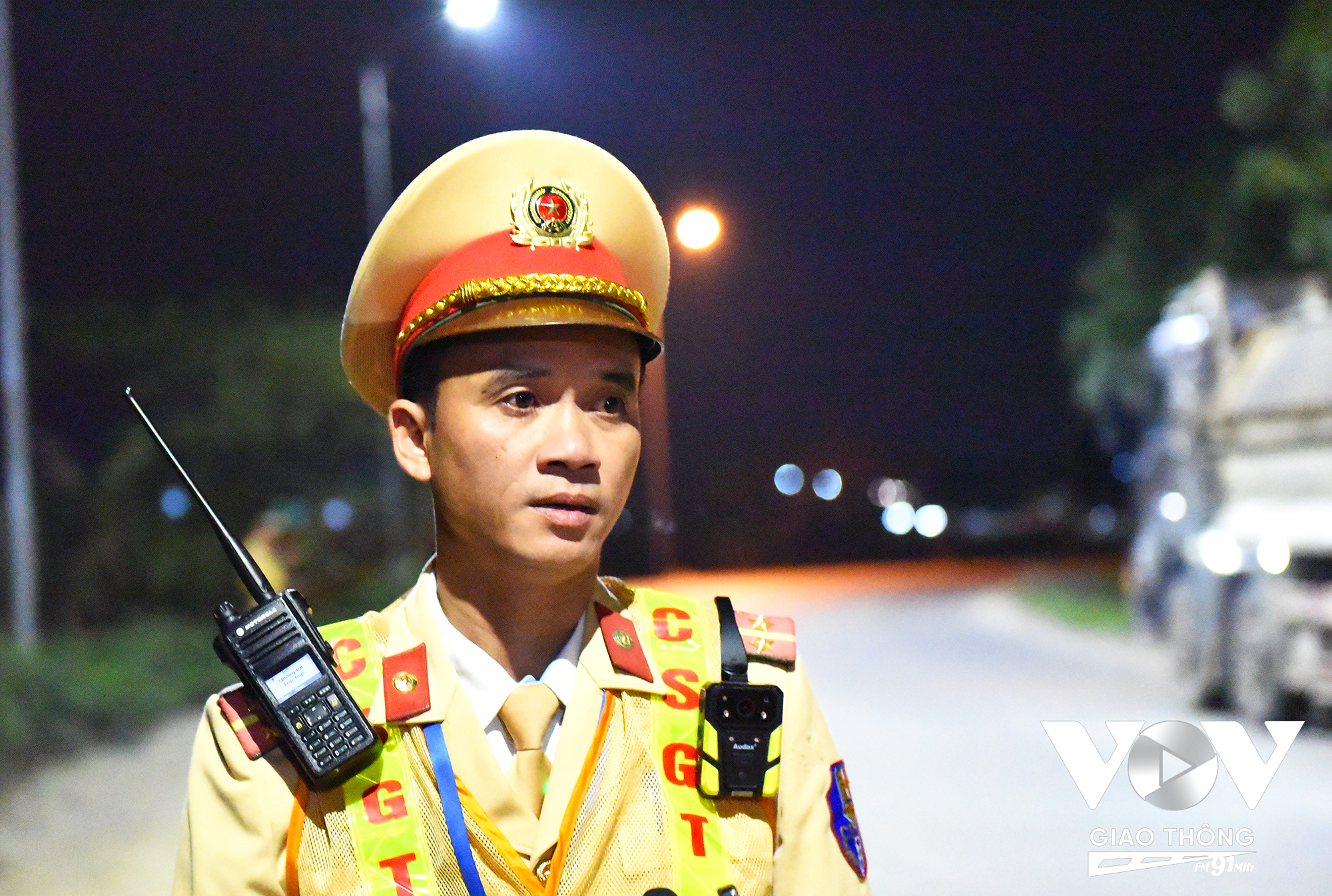 Theo Đại úy Nguyễn Văn Dũng, cán bộ Đội CSGT đường bộ số 15 (Phòng CSGT, Công an TP. Hà Nội), hành vi chở quá khổ, quá tải lưu thông trên đường luôn tiềm ẩn nhiều hệ lụy khó lường, đặc biệt là nguy cơ gây tai nạn giao thông. Thời gian qua, đơn vị đã cùng với chính quyền địa phương tổ chức tuyên truyền cho các doanh nghiệp ở địa phương, cho các doanh nghiệp ký cam kết không chở hàng quá khổ, quá tải. Quá trình xử lý cũng gặp nhiều khó khăn, đơn cử như khi xử lý 1 trường hợp thì lái xe sẽ báo cho các xe khác để né tránh sự kiểm tra. Cũng có vì lợi nhuận, nhiều lái xe đã cố tình vi phạm, điều đó không chỉ gây ra vi phạm ATGT và làm hư hại đường và kết cấu công trình giao thông.