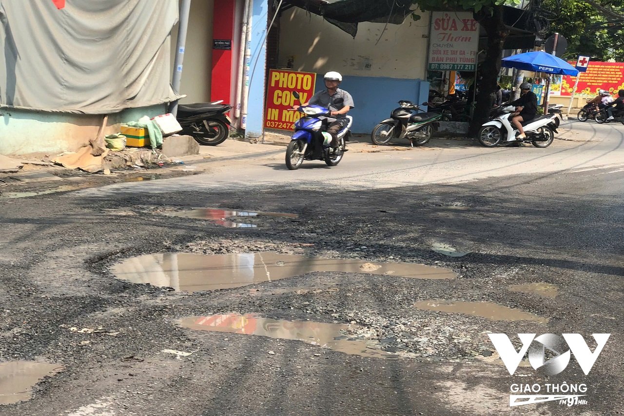 Mặt đường Tăng Nhơn Phú liên tục bị hư hỏng do hệ thống cống thoát nước chưa hoàn chỉnh