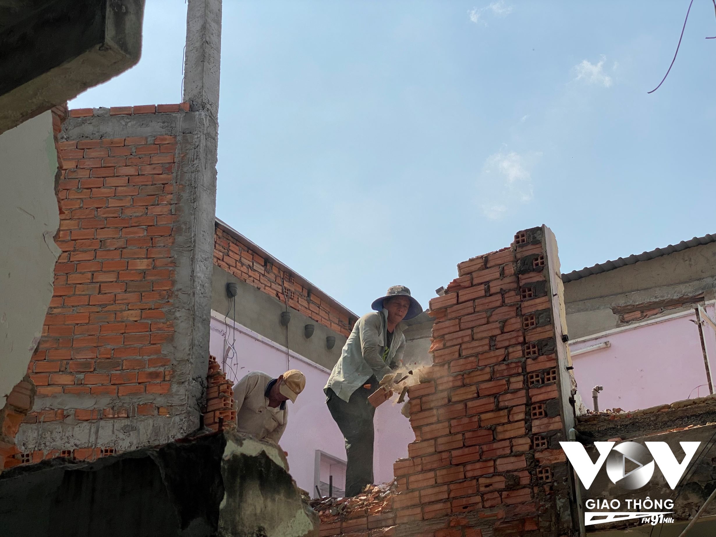 Người dân thuộc dự án rạch Xuyên Tâm đang bàn giao mặt bằng để kịp thi công vào dịp 30/04/ 2025 sắp tới.