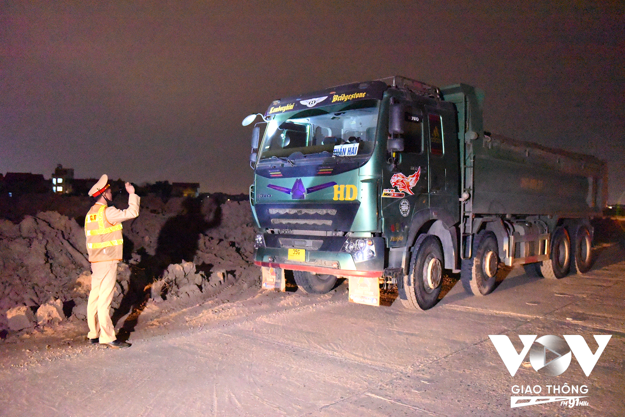 Tuy nhiên, sau khi dừng xe, lái xe chưa xuất trình được giấy tờ liên quan đến phương tiện và lấy lý do giấy tờ này đang được nhà thầu giữ để làm hợp đồng vận chuyển vật liệu xây dựng. Phải mất hơn 2 giờ đồng hồ, lái xe mới xuất trình được giấy tờ liên quan để lực lượng chức năng tiến hành kiểm tra và xử phạt