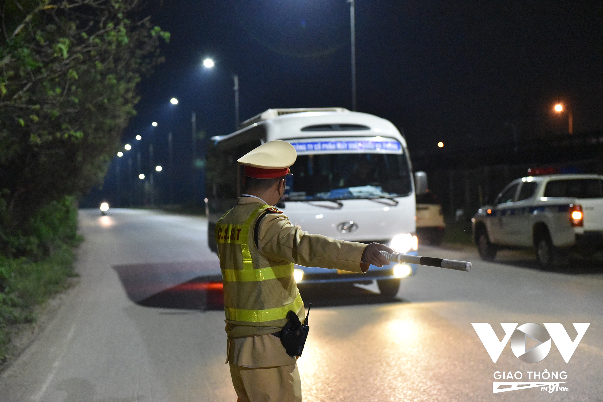 Tiếp tục kiểm tra tại tuyến đường Quốc lộ 3 (đoạn qua xã Dục Tú, huyện Đông Anh) tổ công tác phát hiện xe chở đất đang di chuyển từ bến bãi đến công trình trên địa bàn.
