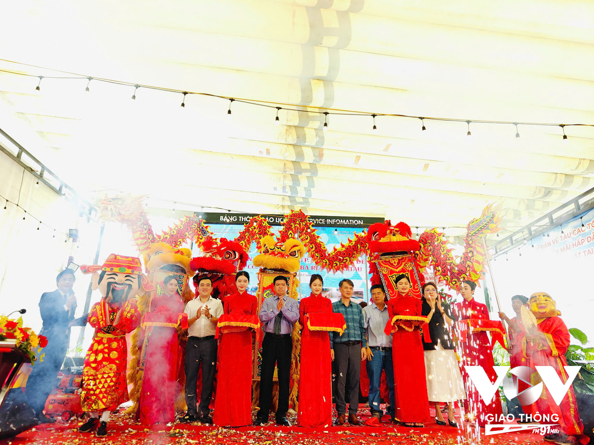 Lãnh đạo Sở Giao thông Công chánh TPHCM, Sở Xây Dựng tỉnh Bà Rịa Vũng Tàu cùng đại diện các Bộ ngành, địa phương và công ty Thành Thành Phát thực hiện nghi thức khai trương tuyến TPHCM – Côn Đảo