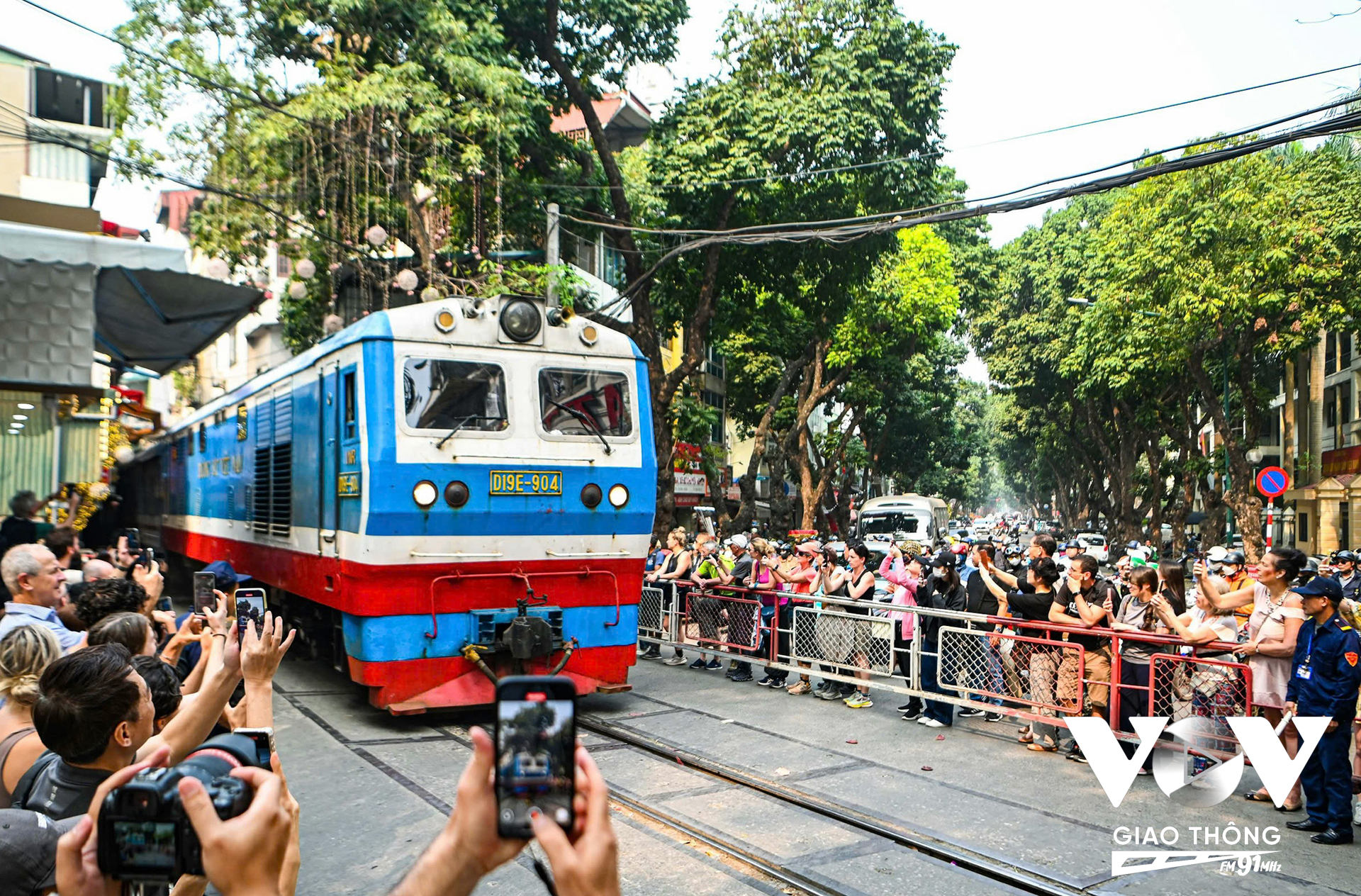 Café đường tàu đoạn qua quận Ba Đình và Hoàn Kiếm luôn thu hút nhiều du khách đến trải nghiệm và sử dụng dịch vụ