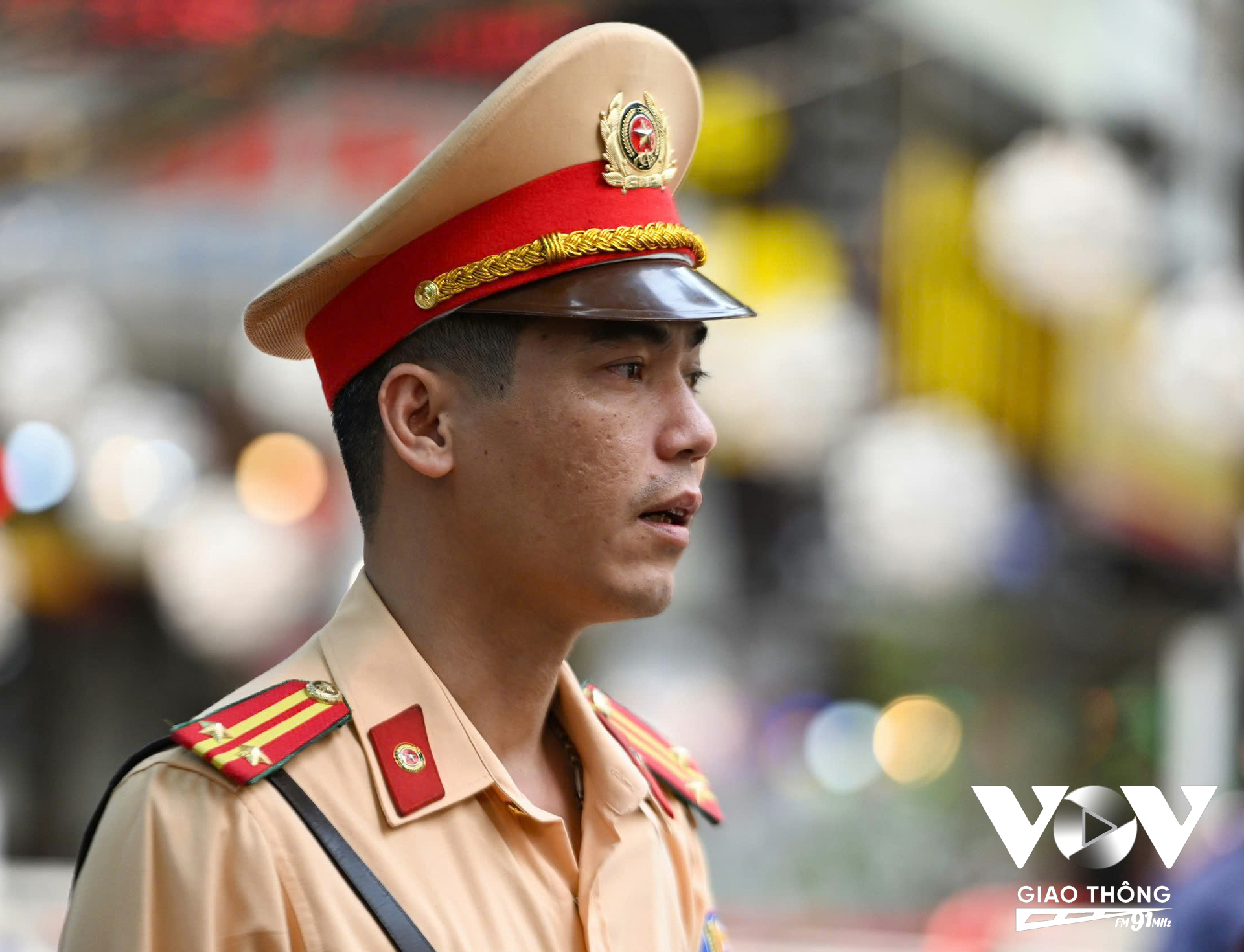 Theo Trung tá Nguyễn Thanh Hải, cán bộ Đội CSGT đường bộ số 1, khu vực “cà phê đường tàu” giới hạn từ ngã tư Lê Duẩn - Nguyễn Thái Học đến ngã ba Trần Phú - Lý Nam Đế và kéo dài hơn 200m đi trên cao, được người dân tận dụng để kinh doanh cà phê dù chưa được phép. Mặc dù đơn vị thường xuyên tuyên truyền, xử lý nhưng nhiều chủ cửa hàng vẫn cố tình vi phạm