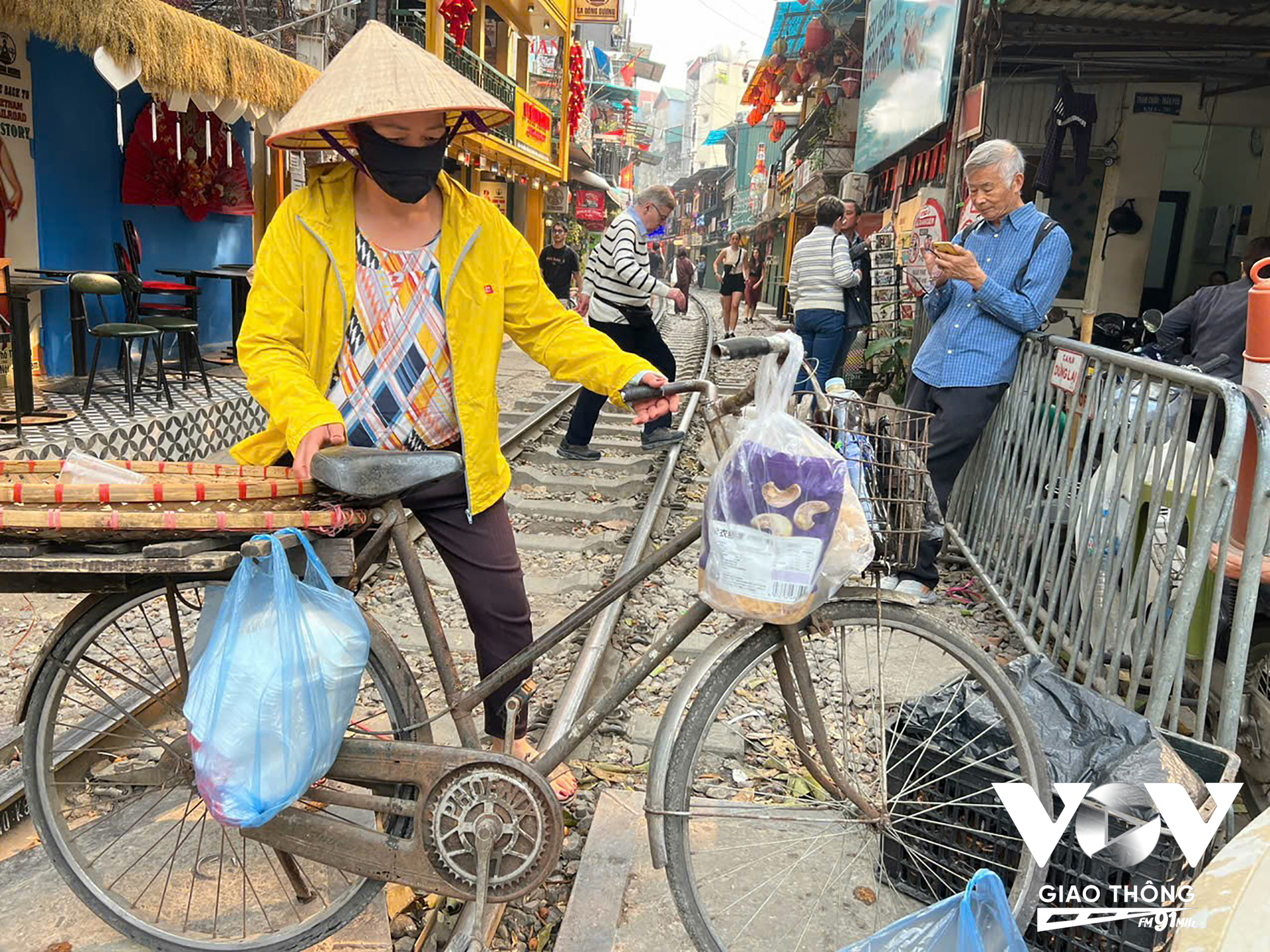 Mặc dù chưa xảy ra tai nạn đáng tiếc tại khu vực café đường tàu, thế nhưng việc du khách và người dân vi phạm hành lang đường sắt luôn tiềm ẩn nguy cơ TNGT rất cao