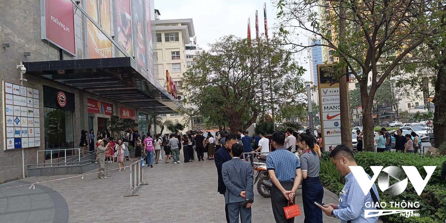 Trước cửa số nhà 54 A Nguyễn Chí Thanh nhiều nhân viên văn phòng sau khi chạy xuống từ các tầng cao của tòa nhà, hiện vẫn khá bàng hoàng, lo lắng sau dư chấn của động đất.