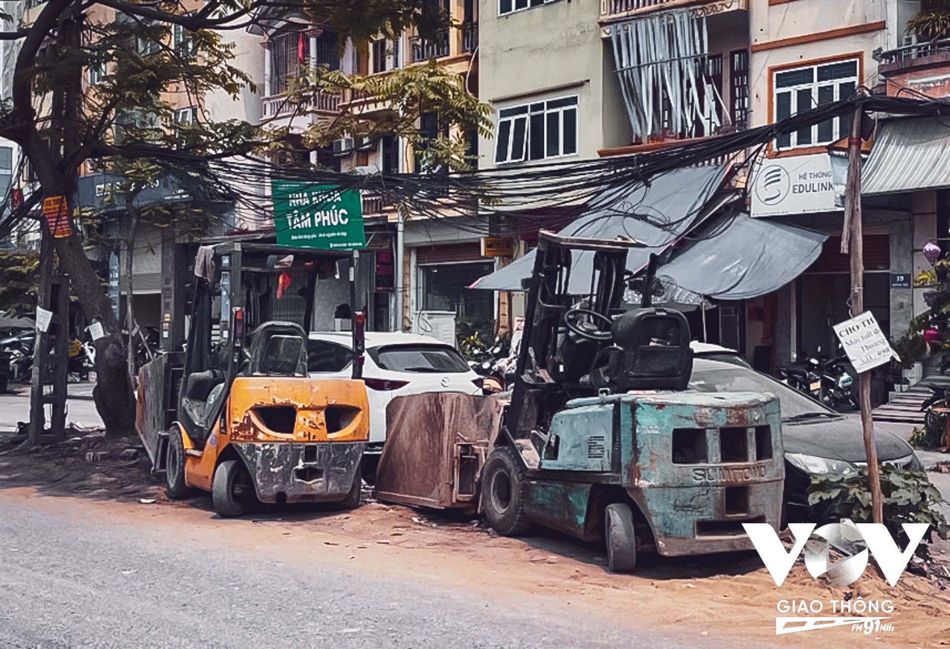 Những chiếc máy xúc đã nằm im lìm suốt một thời gian dài