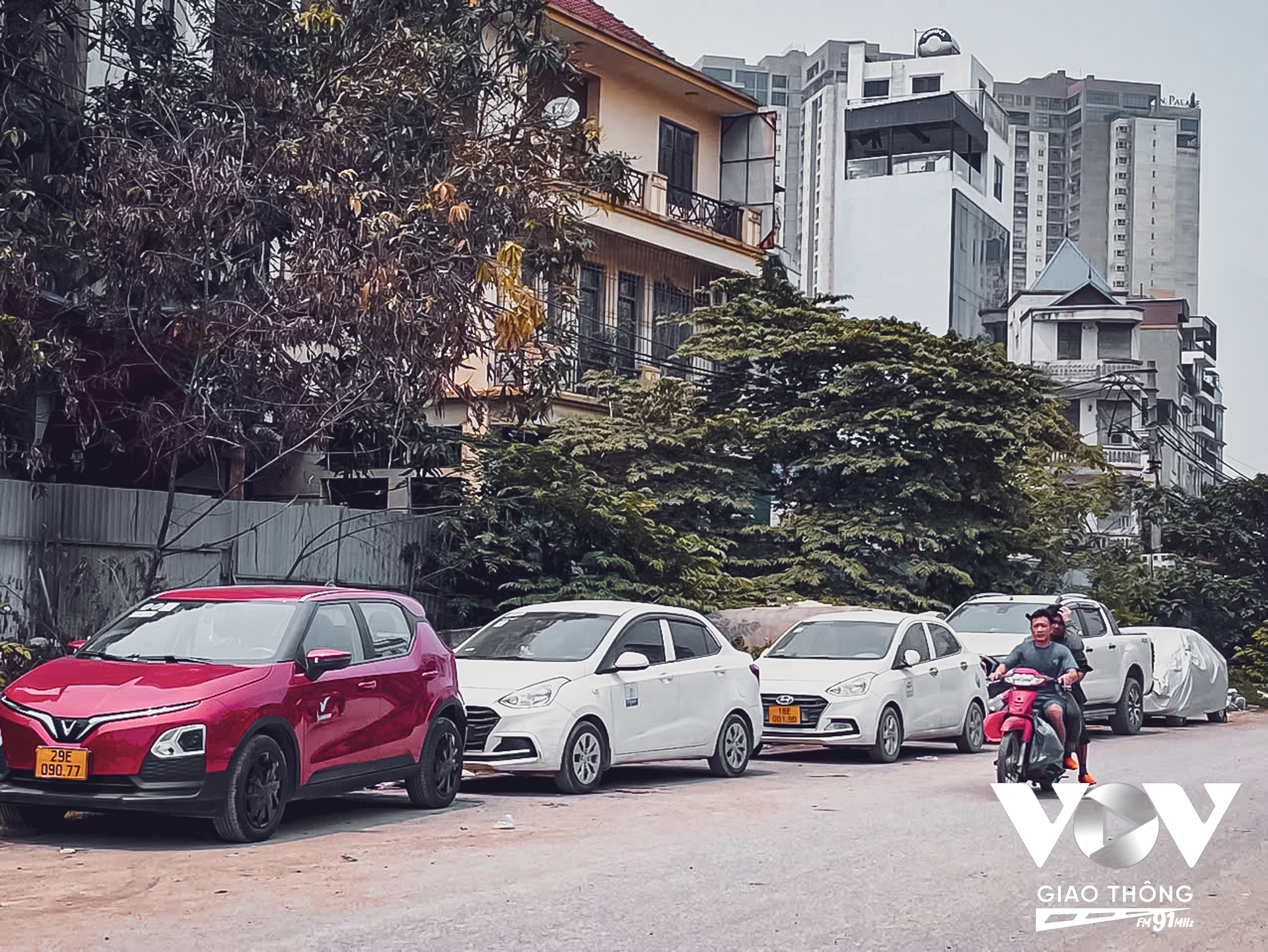Nhiều khu vực bên trong dự án thậm chí còn được trưng dụng làm bãi gửi xe. Người dân cho biết những người đỗ xe ở đây họ thấy tiện nên họ đỗ