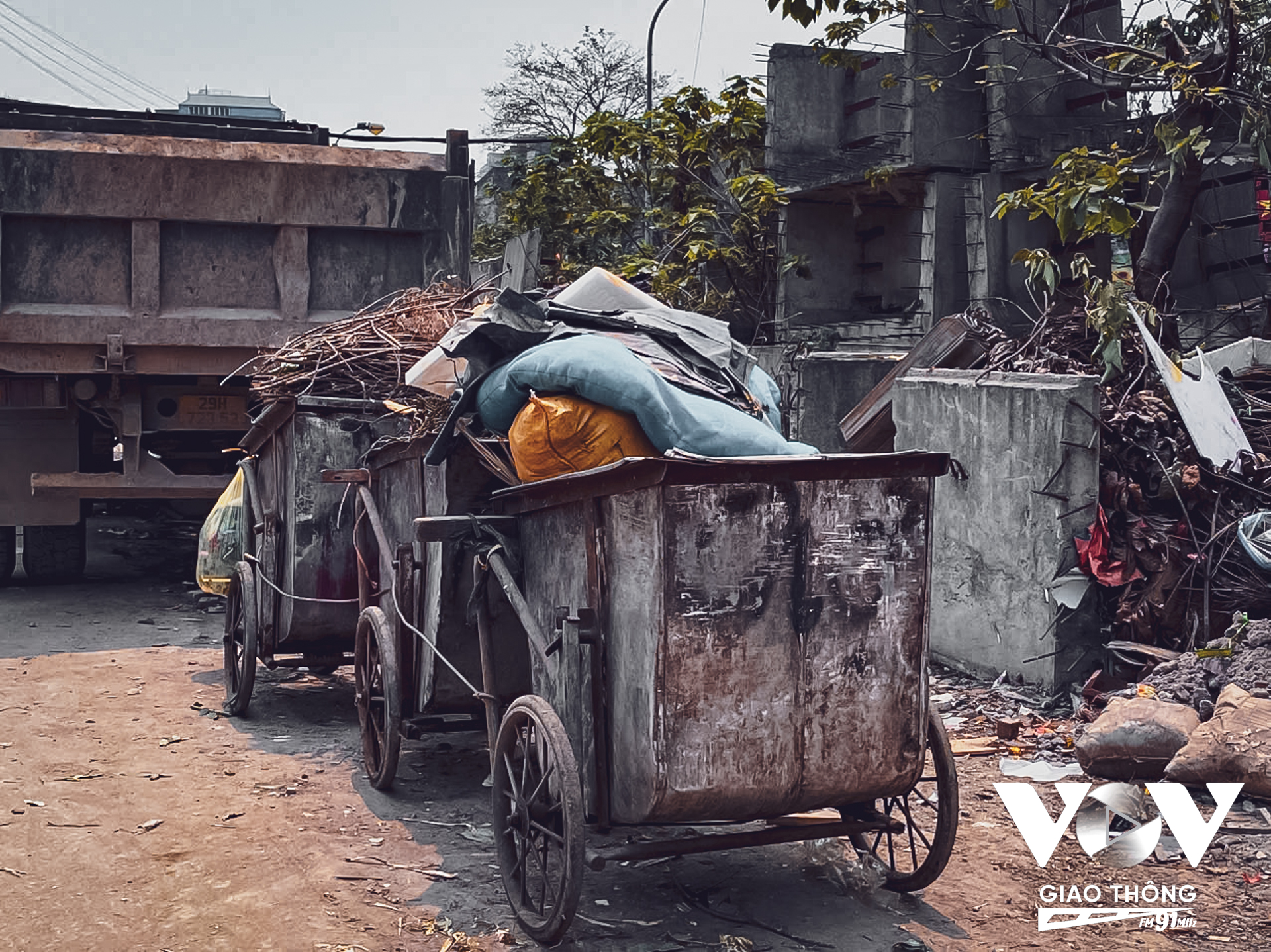 Những điểm rác thải tự phát chất đống dọc hai bên đường tạo nên cảnh tượng nhếch nhác, ô nhiễm, gây mất mỹ quan đô thị và ảnh hưởng không nhỏ đến cuộc sống của người dân xung quanh