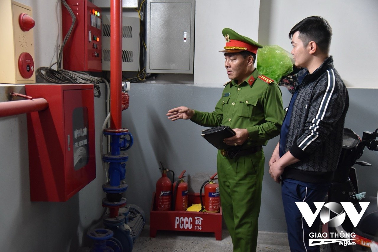 Lực lượng chức năng đã đồng loạt ra quân hướng dẫn, tuyên truyền, giải đáp các thắc mắc và gỡ vướng cho người dân, chủ nhà trọ