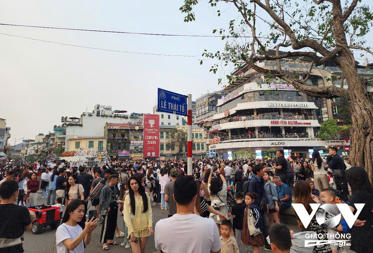 Từ khi có thông tin TP Hà Nội sẽ phá bỏ tòa nhà Hàm cá mập, lượng người đổ về đây nhiều vô kể, không chỉ vào ngày cuối tuần mà kể cả ngày thường, khiến cho giao thông khu vực này luôn trong tình trạng quá tải